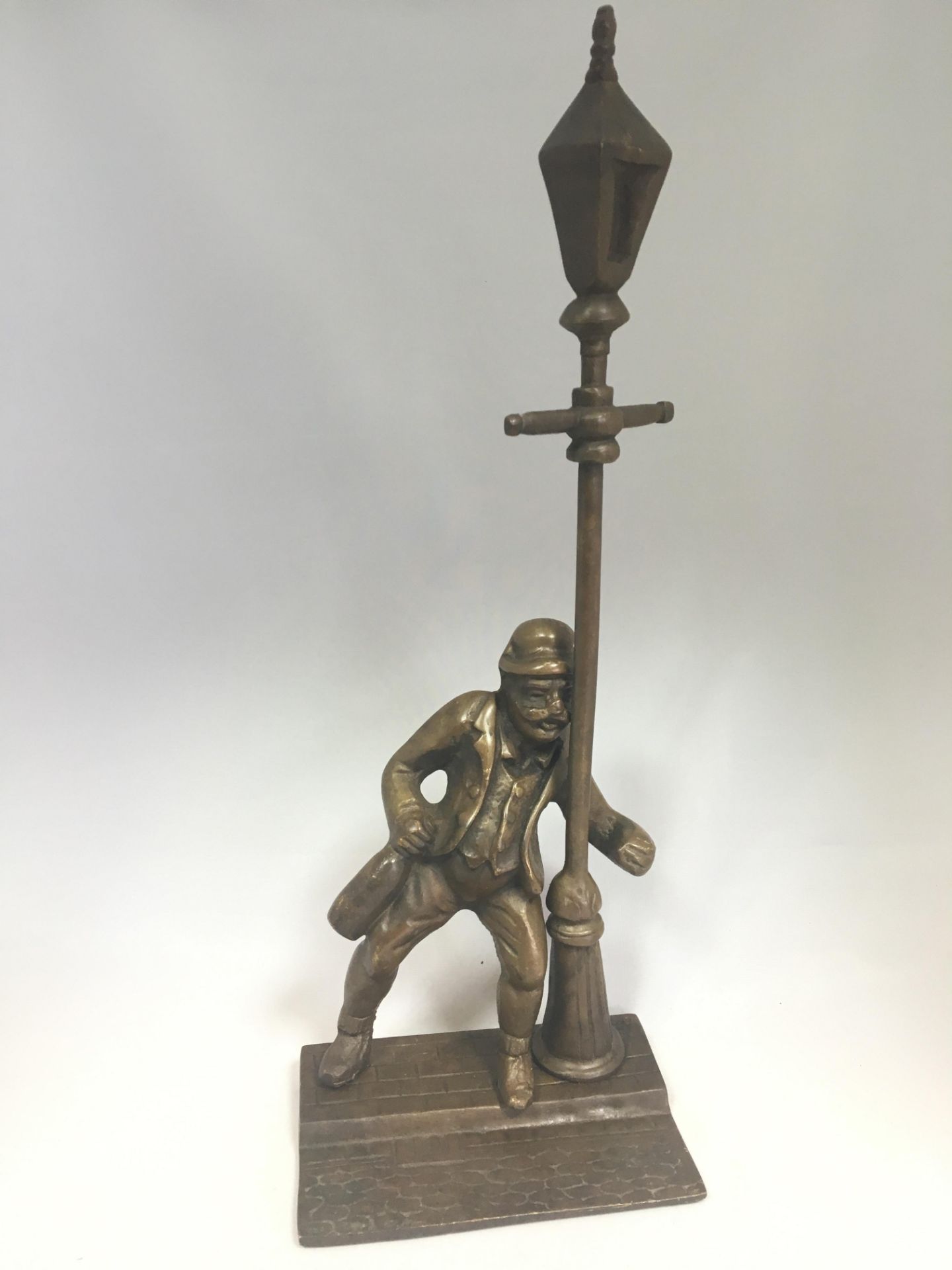 A HEAVY SOLID BRASS STATUE - DRUNKEN MAN & LAMP POST - 34cm, 1.8kg. FREE UK DELIVERY.