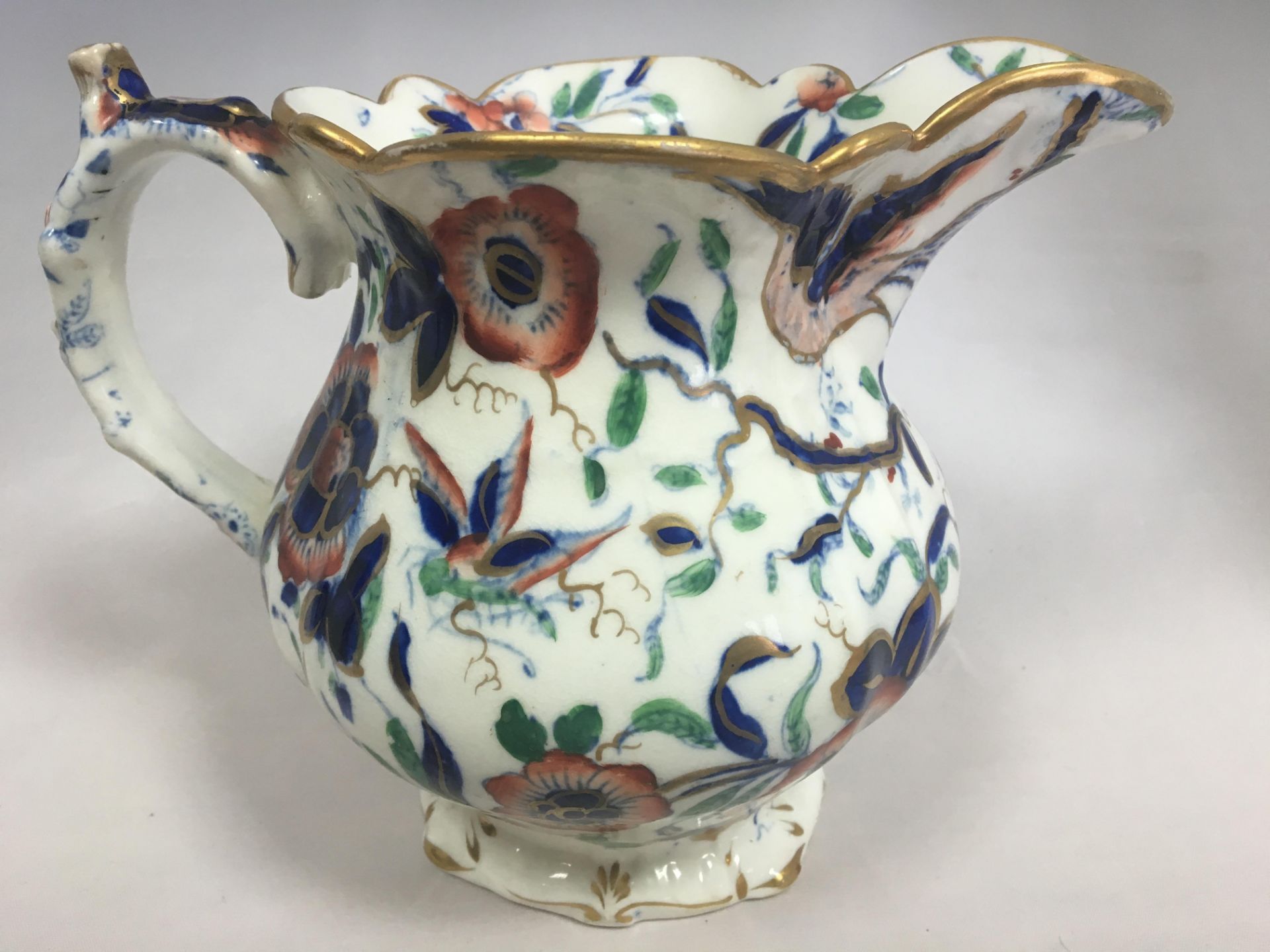 A 19TH CENTURY STAFFORDSHIRE IMARI JUG. HANDPAINTED WITH GILT EDGING. FREE UK DELIVERY.