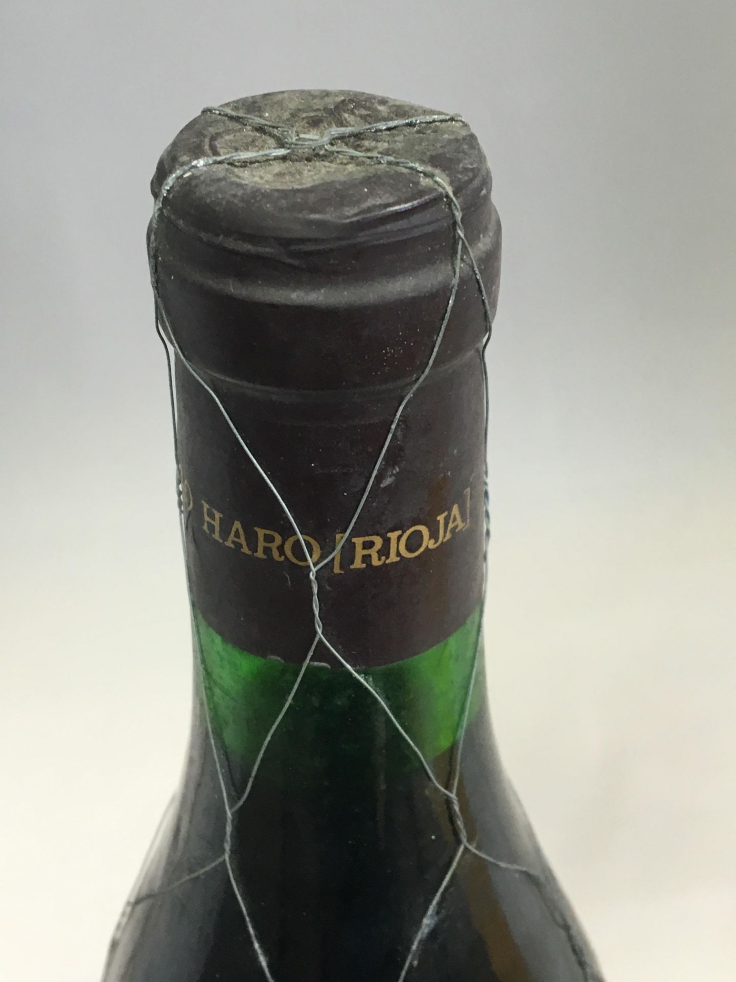 A BOTTLE OF RED WINE - 1980 GRAN RESERVA, RIOJA, COSECHA - Bodegas Ramon Bilbao - Vina - Image 2 of 4