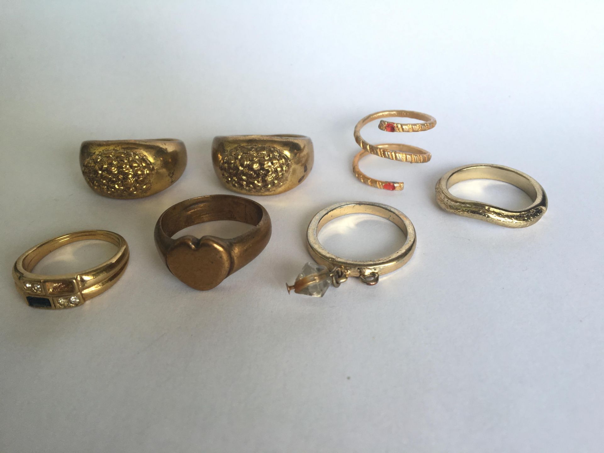 A GROUP OF YELLOW METAL RINGS (7). FREE UK DELIVERY.