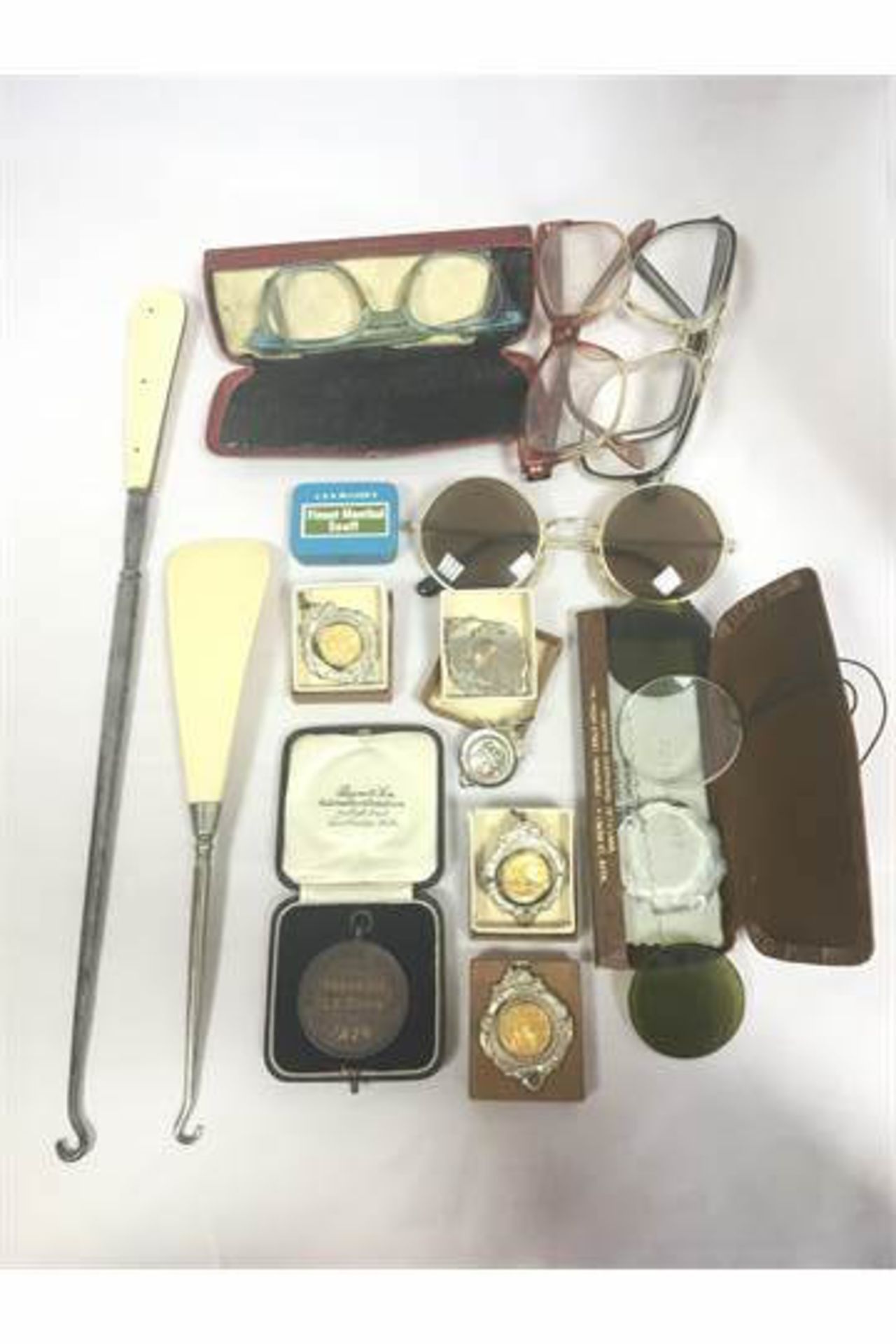 A GROUP OF ITEMS TO INCLUDE SPORTING MEDALS 1920s - 1960s, SPECTACLES, SNUFF, A SHOE HORN BUTTON