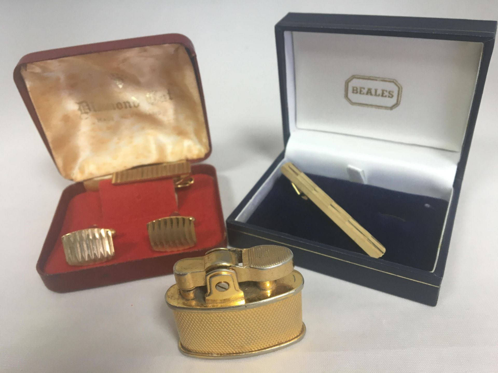 A GROUP OF VINTAGE ACCESSORIES TO INCLUDE TIE CLIPS, CUFFLINKS AND A ROLSTAR LIGHTER. FREE UK