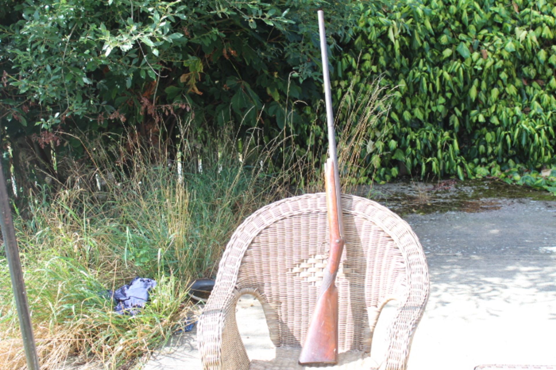 19th Century musket rifle. Great stock on the musket. The overall length is 125cm with the barrel