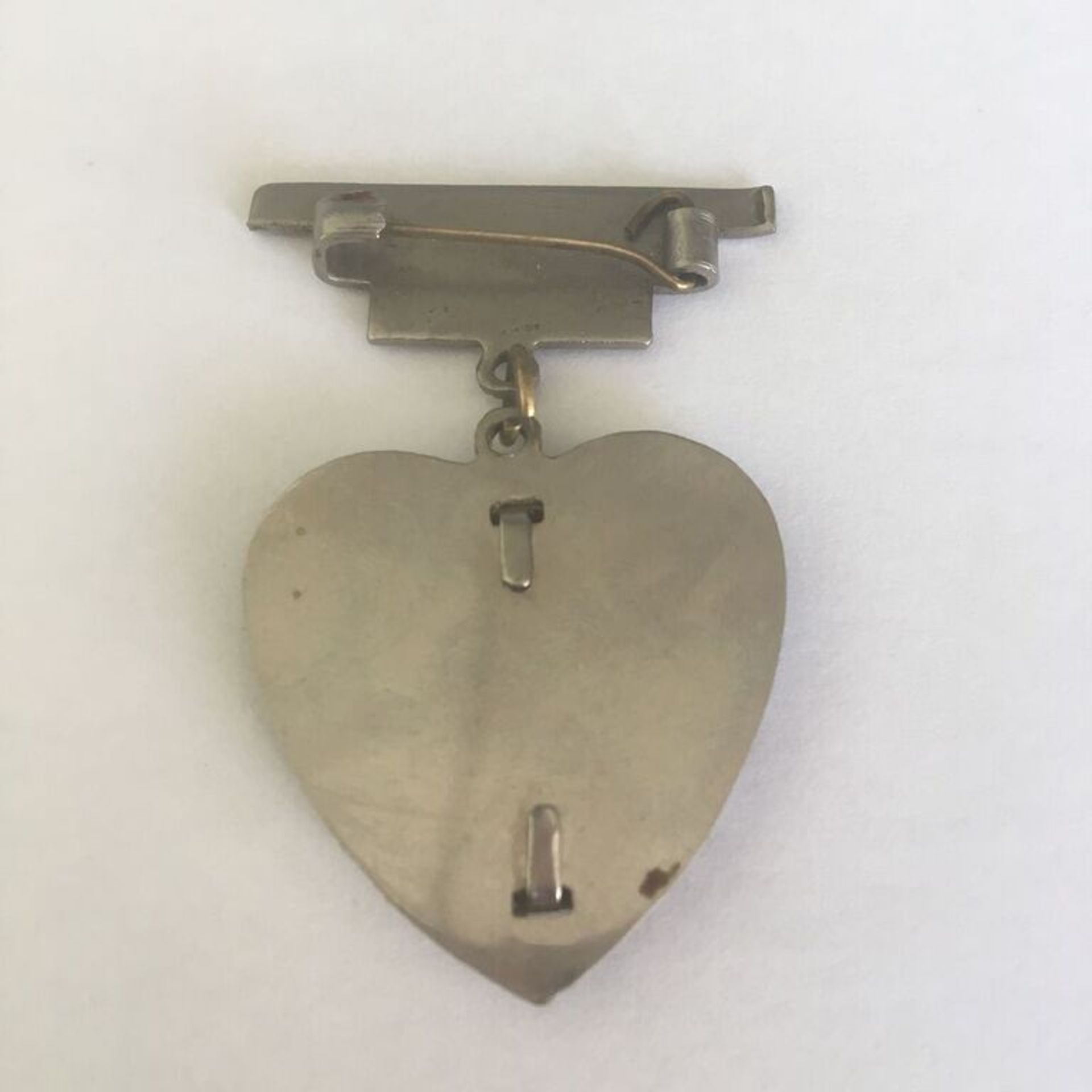 A WW2 ART DECO HEART SHAPED PORTRAIT BROOCH WITH PHOTOGRAPH OF VERY YOUNG SOLDIER - Image 2 of 2