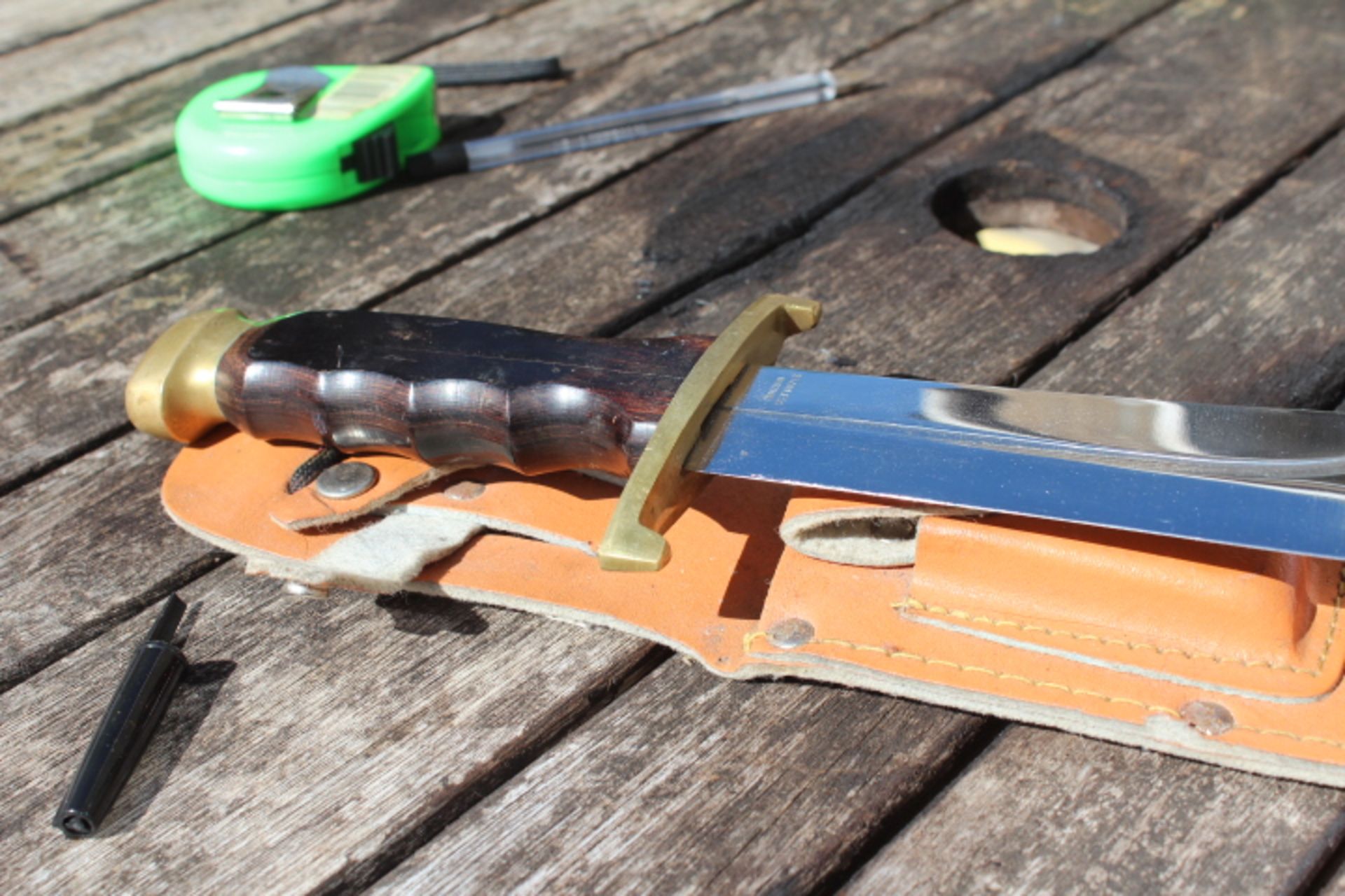 Bowie Crocodile Hunting Knife. Blade length 20cm. New with leather scabbard. Fine wooden handle with - Image 4 of 4