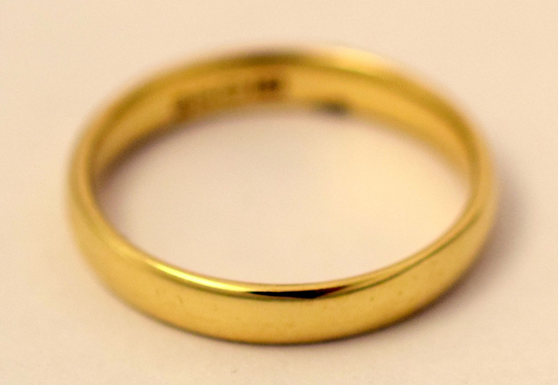 18ct Yellow Gold Wedding Band - Image 2 of 4