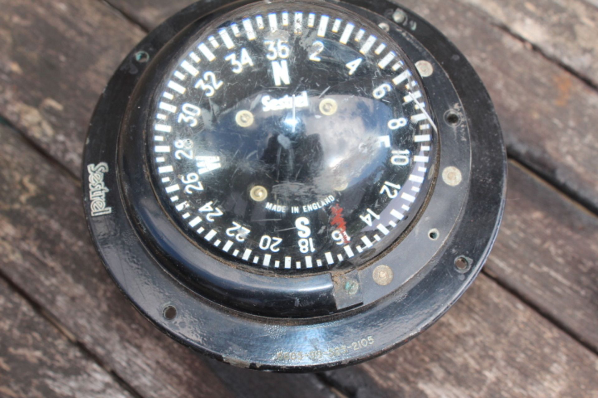 British Royal Navy compass. Original military serial number. Item in good working conditions - Image 2 of 3