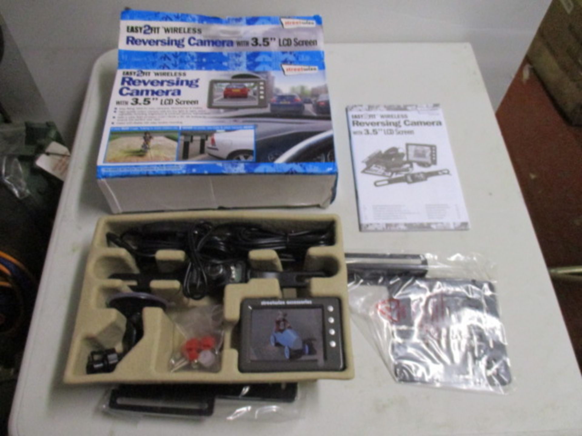 Easy to fit Streetwize wireless reversing camera looks unused and complete with attachments Model: - Image 2 of 4