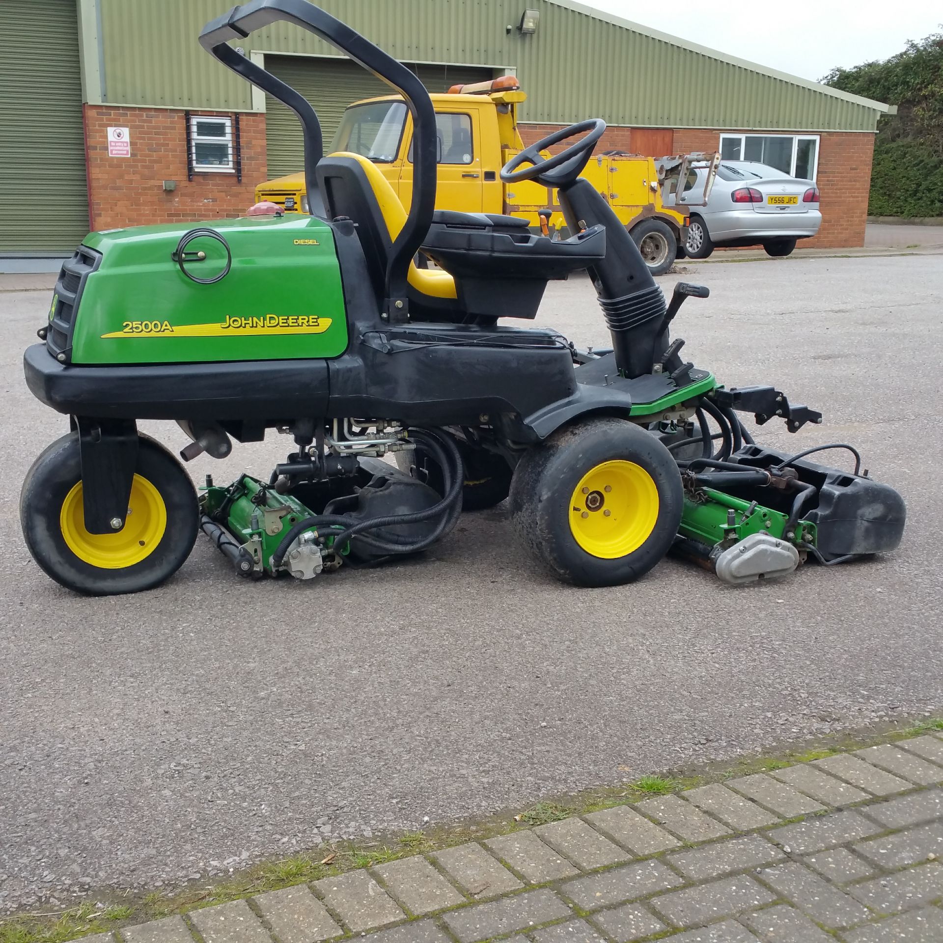 John Deere 2500A triple mower. 3 cylinder diesel. 2 wheel hydrostatic drive.Powered rollers. - Image 3 of 7