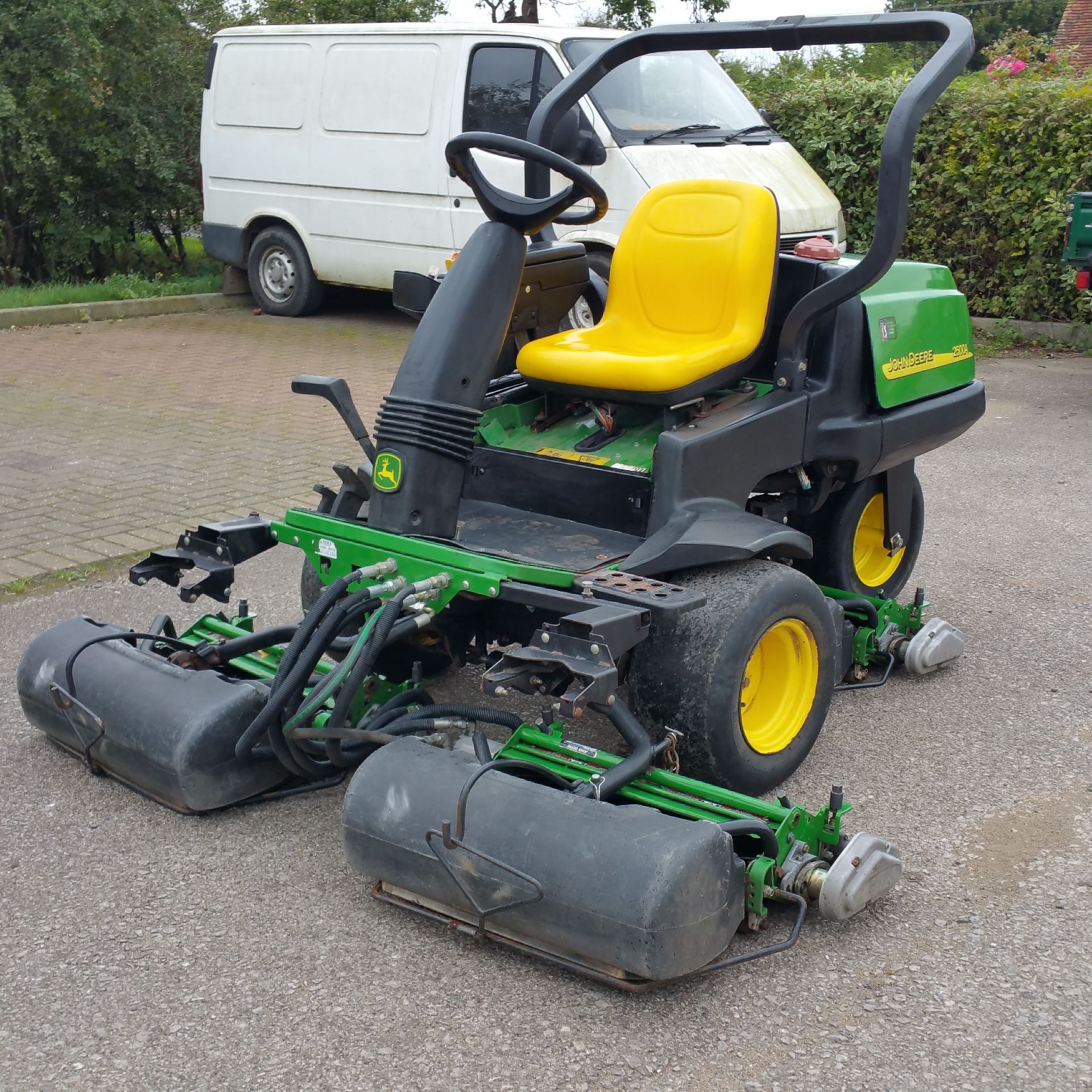 John Deere 2500A triple mower. 3 cylinder diesel. 2 wheel hydrostatic drive.Powered rollers. - Image 6 of 7