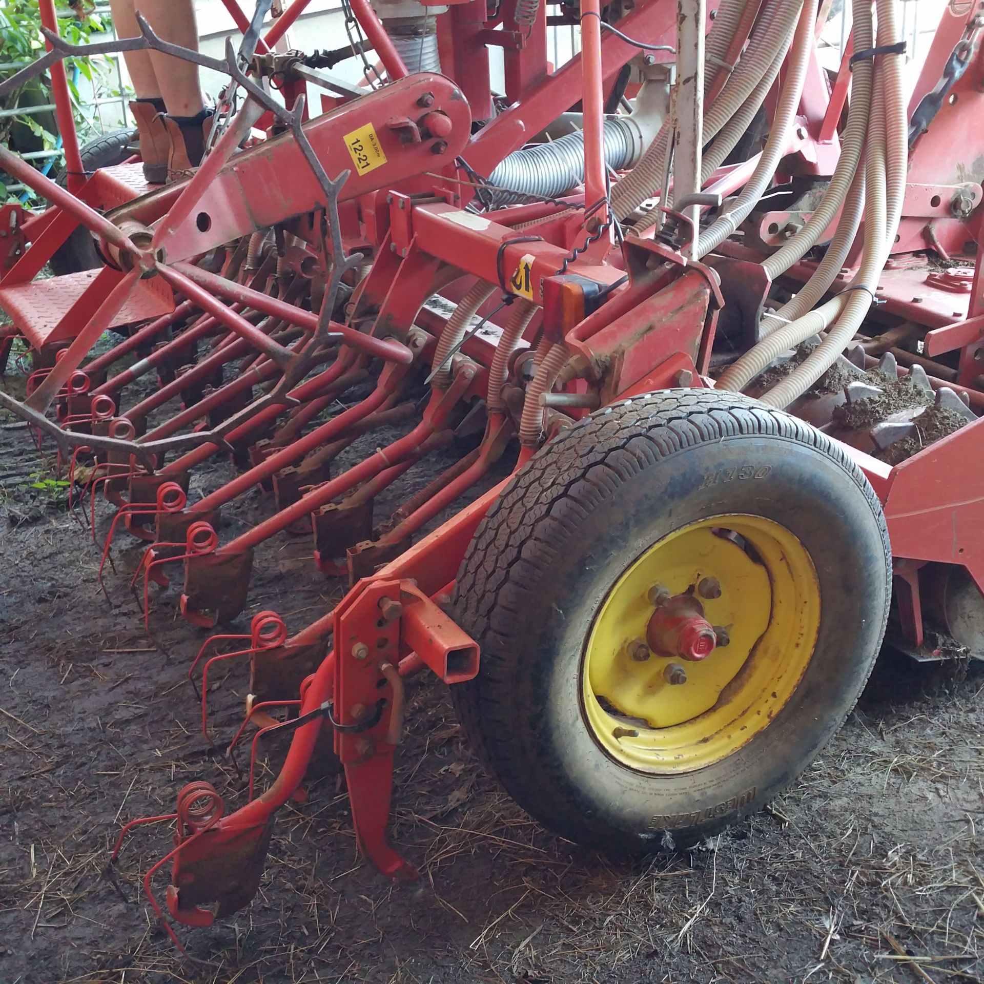 Lely Combi Pneumatic Drill Width 3 metre Power harrow Packer roller with scrapers - Image 5 of 6