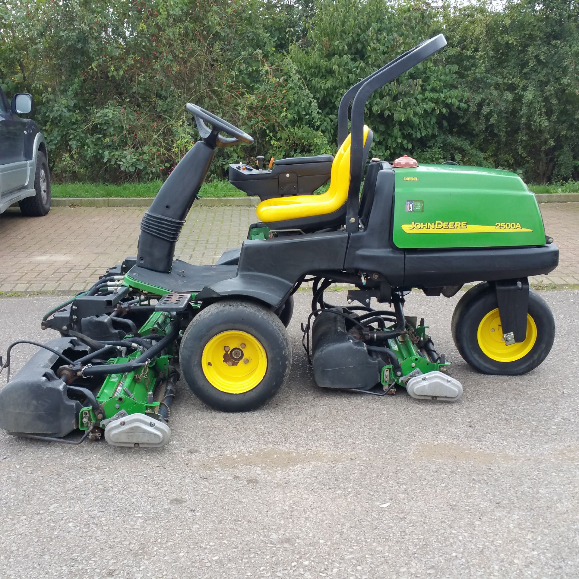 John Deere 2500A triple mower. 3 cylinder diesel. 2 wheel hydrostatic drive.Powered rollers. - Image 7 of 7