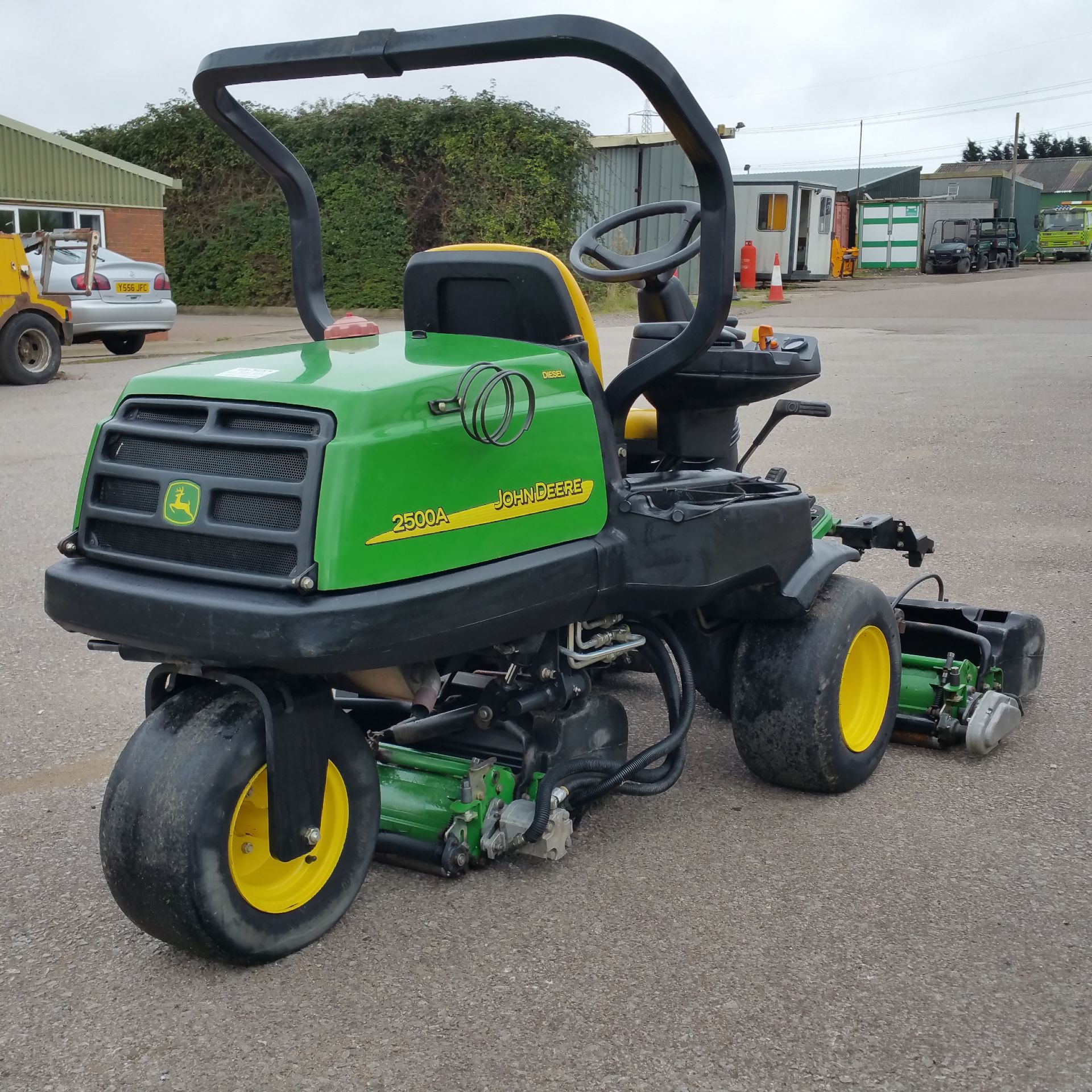 John Deere 2500A triple mower. 3 cylinder diesel. 2 wheel hydrostatic drive.Powered rollers. - Image 2 of 7