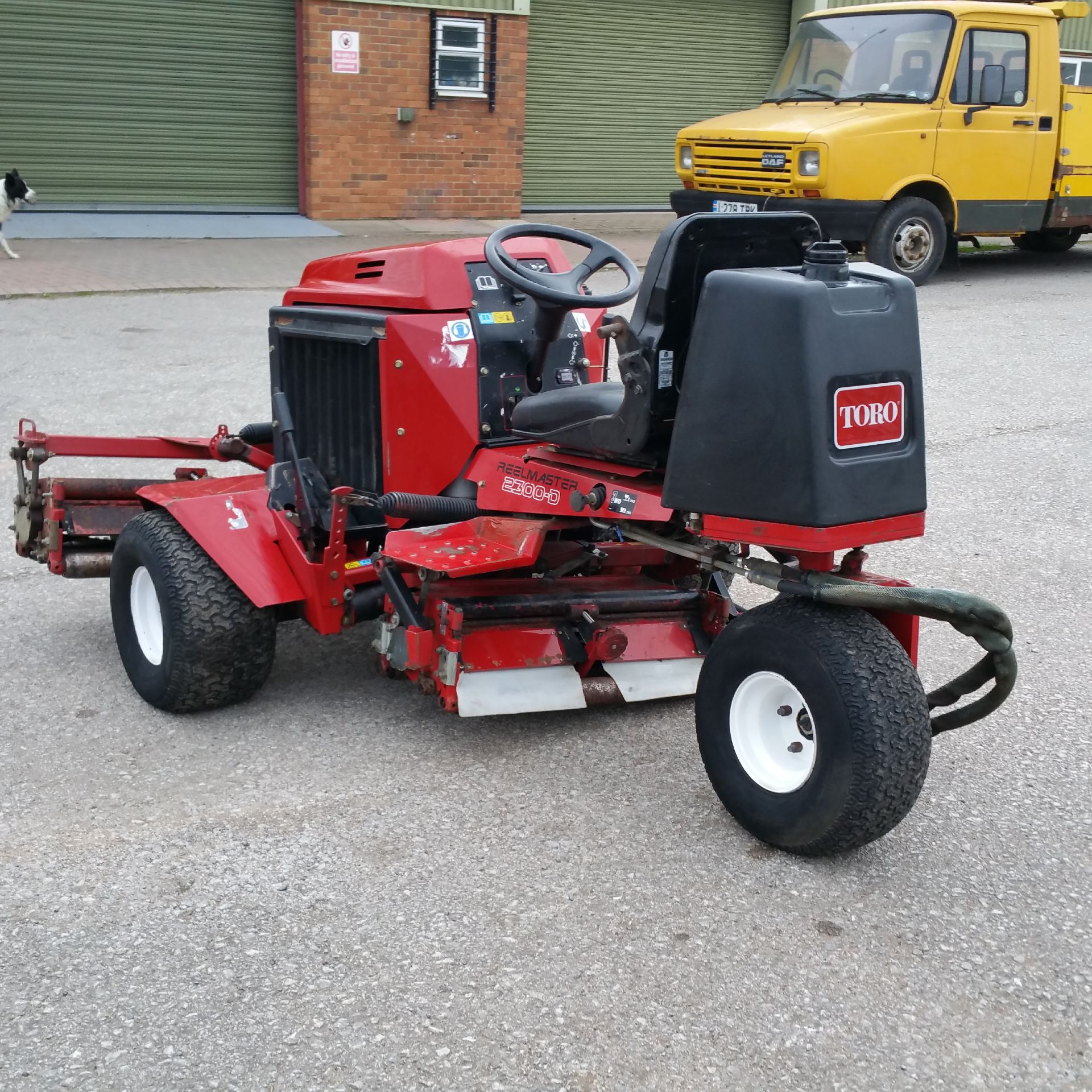 Toro 2300D triple mower. 3 cyl' diesel. 1053hrs. Hydrostatic drive. 2 or 3 wheel drive. Hyd' lift. - Image 4 of 6