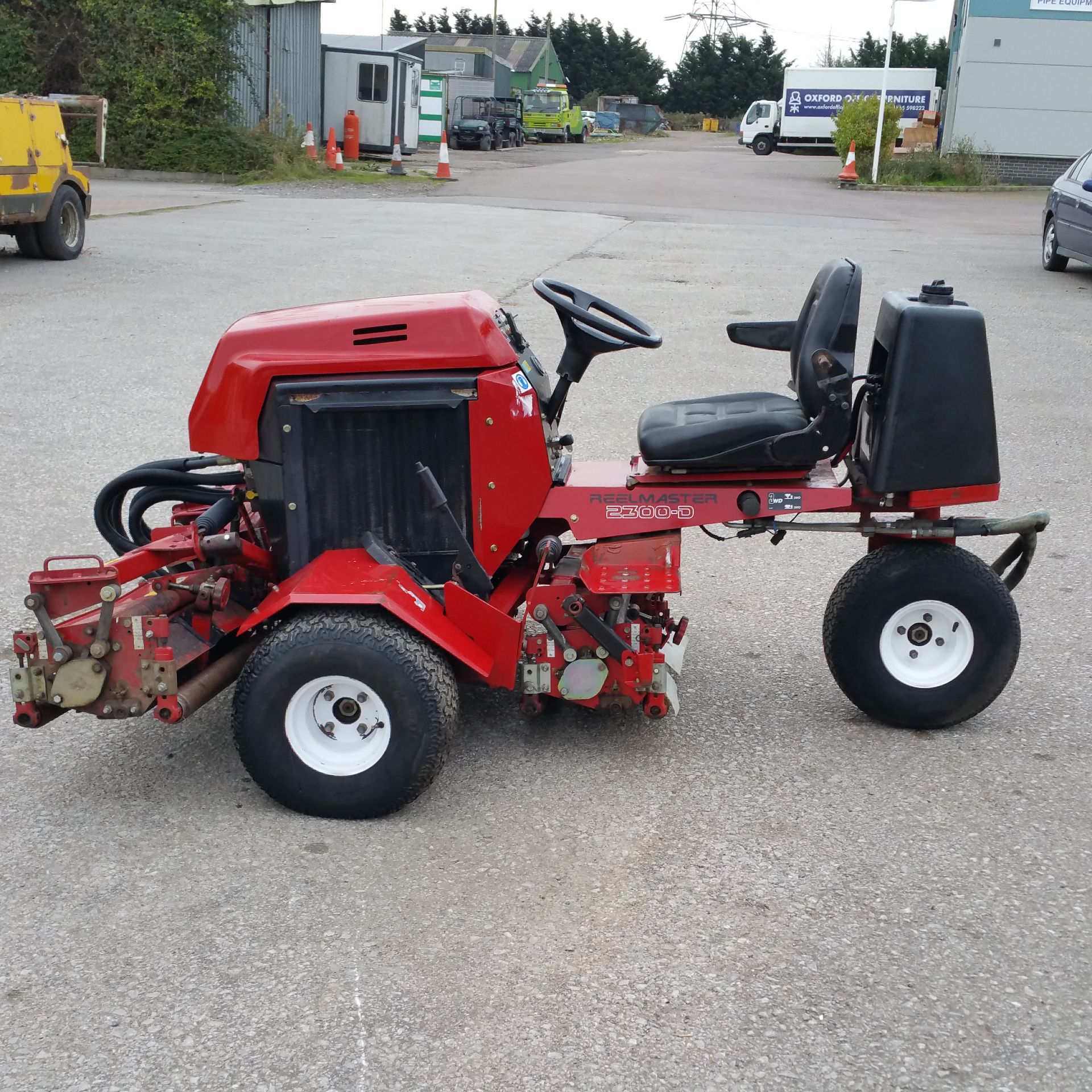 Toro 2300D triple mower. 3 cyl' diesel. 1053hrs. Hydrostatic drive. 2 or 3 wheel drive. Hyd' lift. - Image 3 of 6