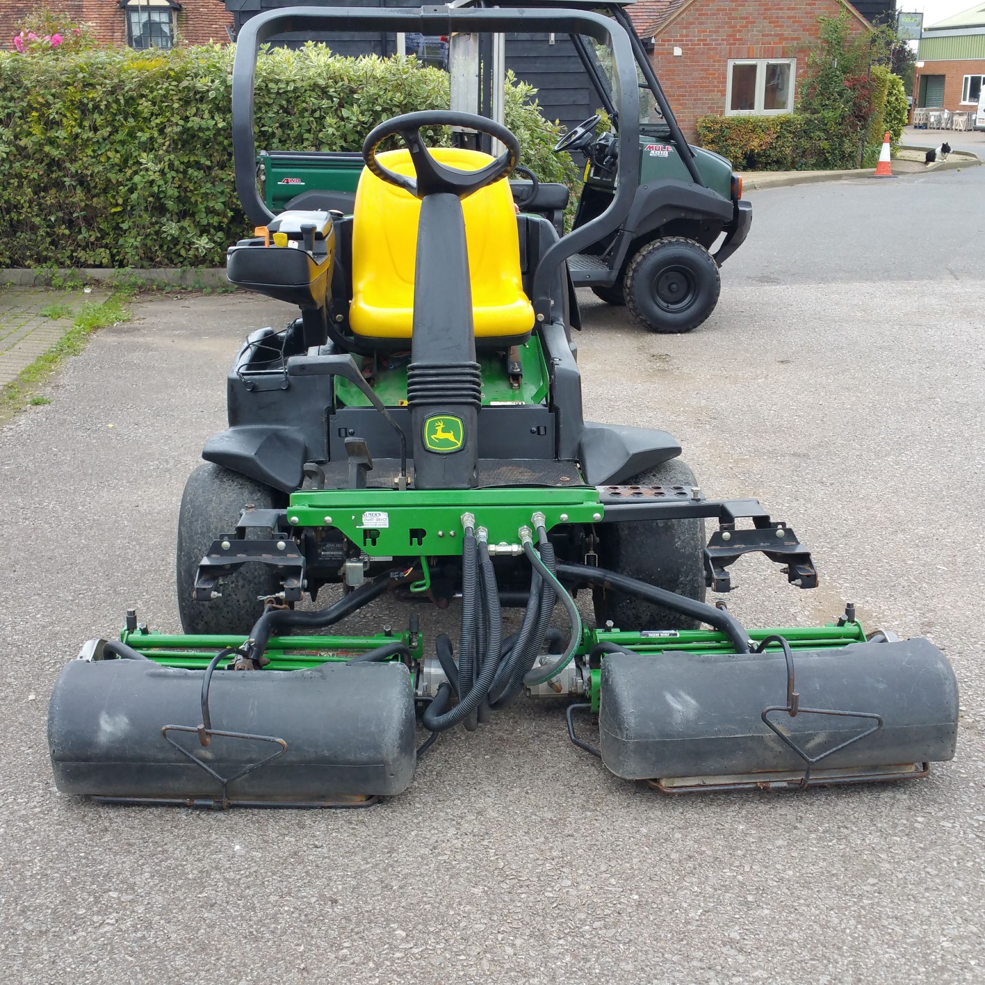 John Deere 2500A triple mower. 3 cylinder diesel. 2 wheel hydrostatic drive.Powered rollers. - Image 5 of 7