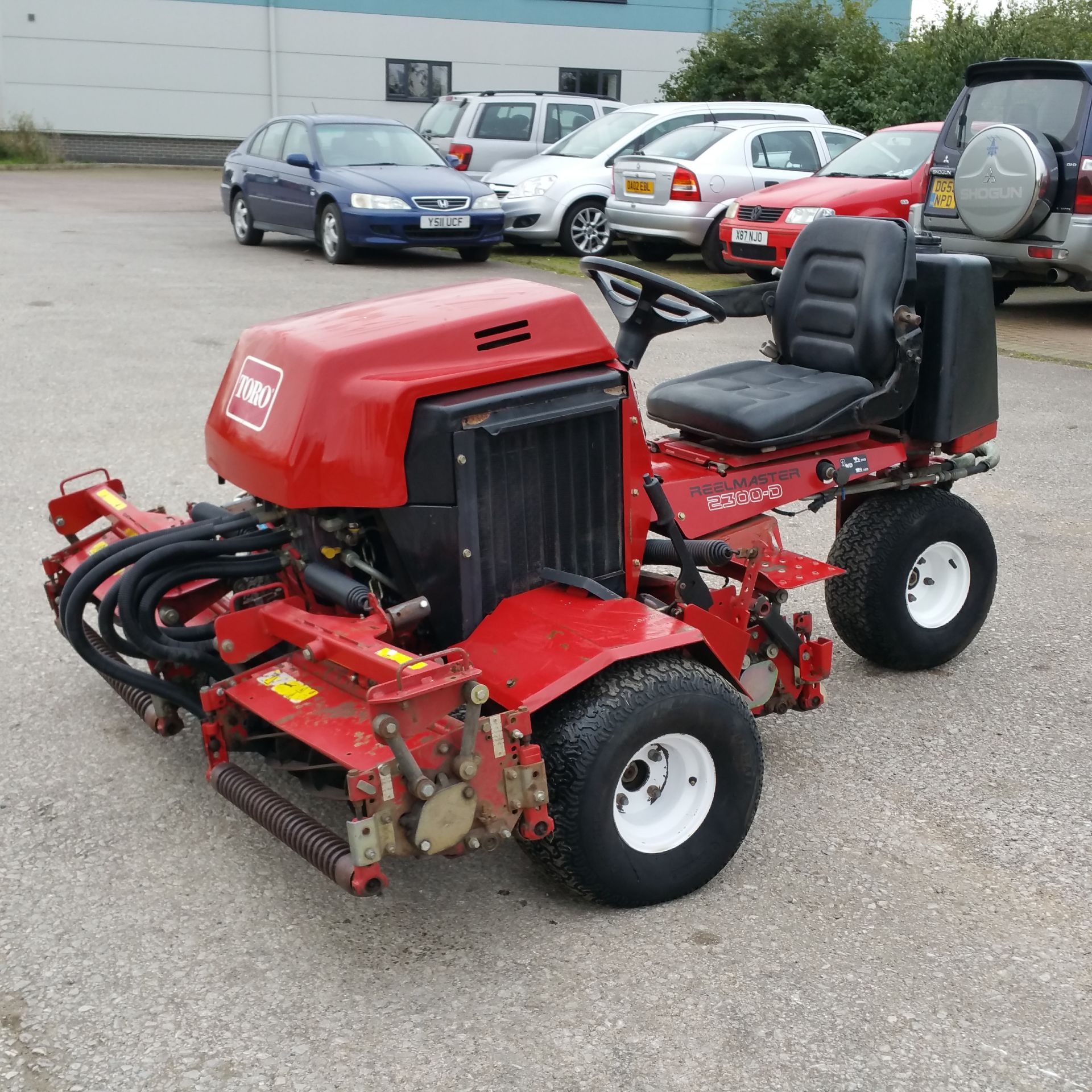 Toro 2300D triple mower. 3 cyl' diesel. 1053hrs. Hydrostatic drive. 2 or 3 wheel drive. Hyd' lift. - Image 2 of 6