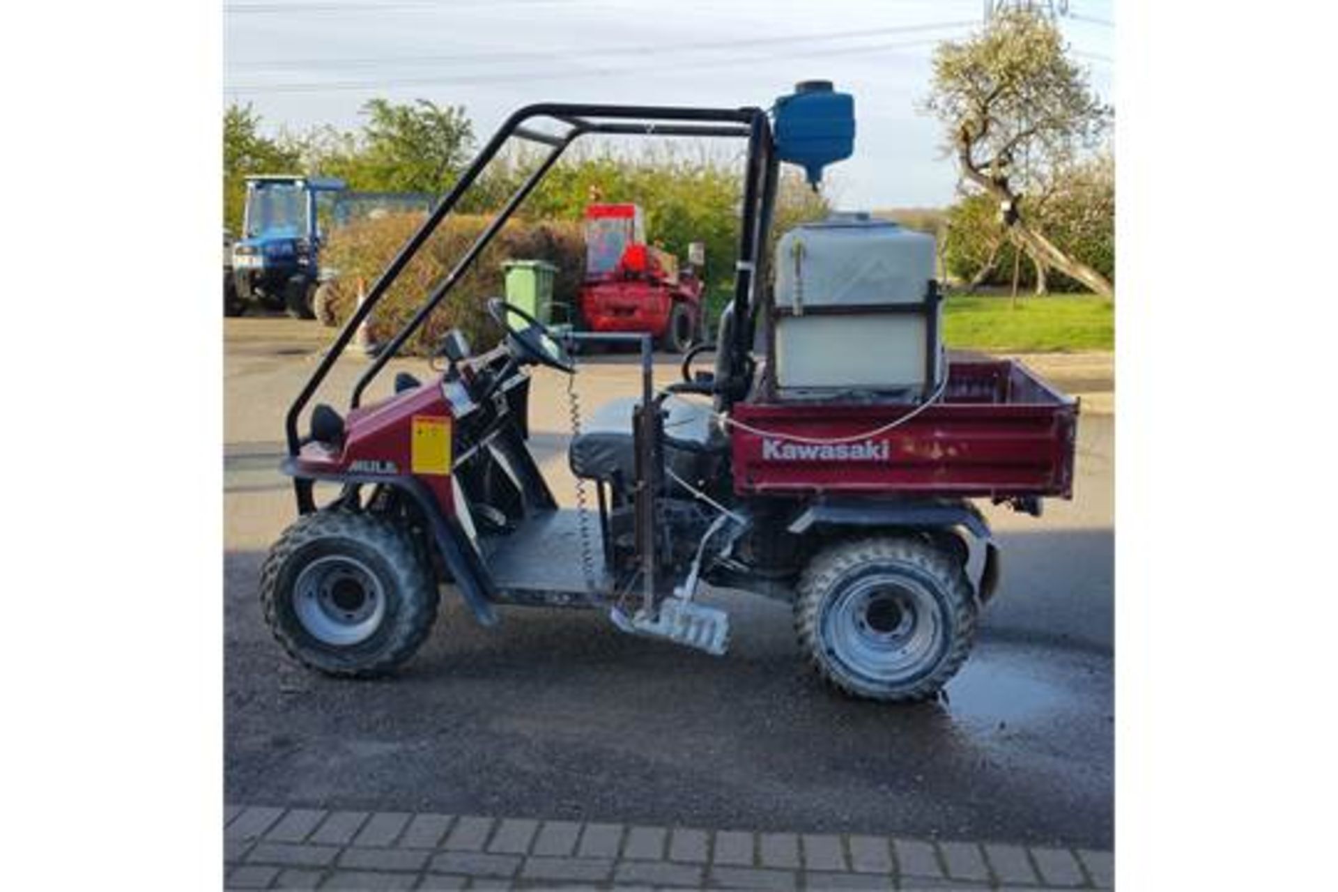 Kawasaki Mule 550 Petrol single cylinder Hours 586 from new Only used for line marking White line - Image 3 of 6