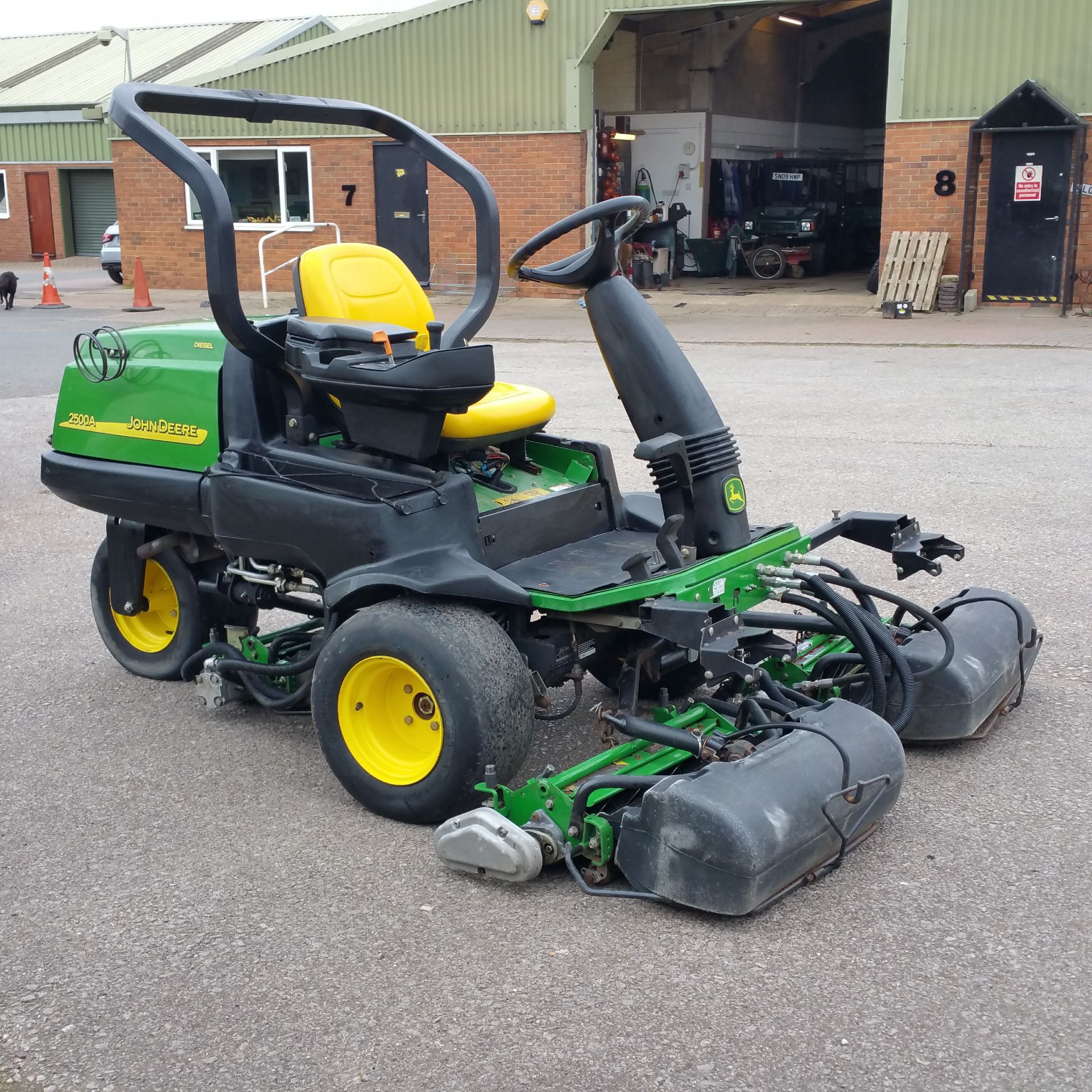 John Deere 2500A triple mower. 3 cylinder diesel. 2 wheel hydrostatic drive.Powered rollers. - Image 4 of 7