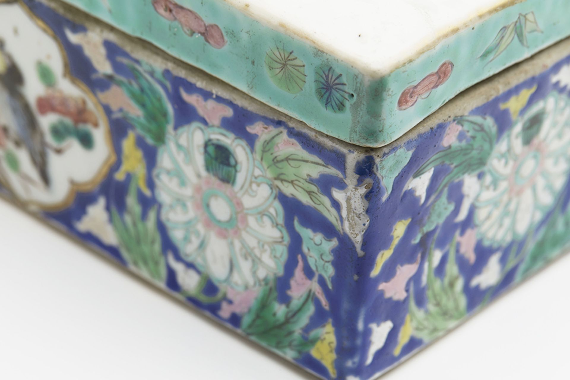 Antique Chinese Daoguang Famille Rose Figural Bathroom Box C.1830 - Image 11 of 18