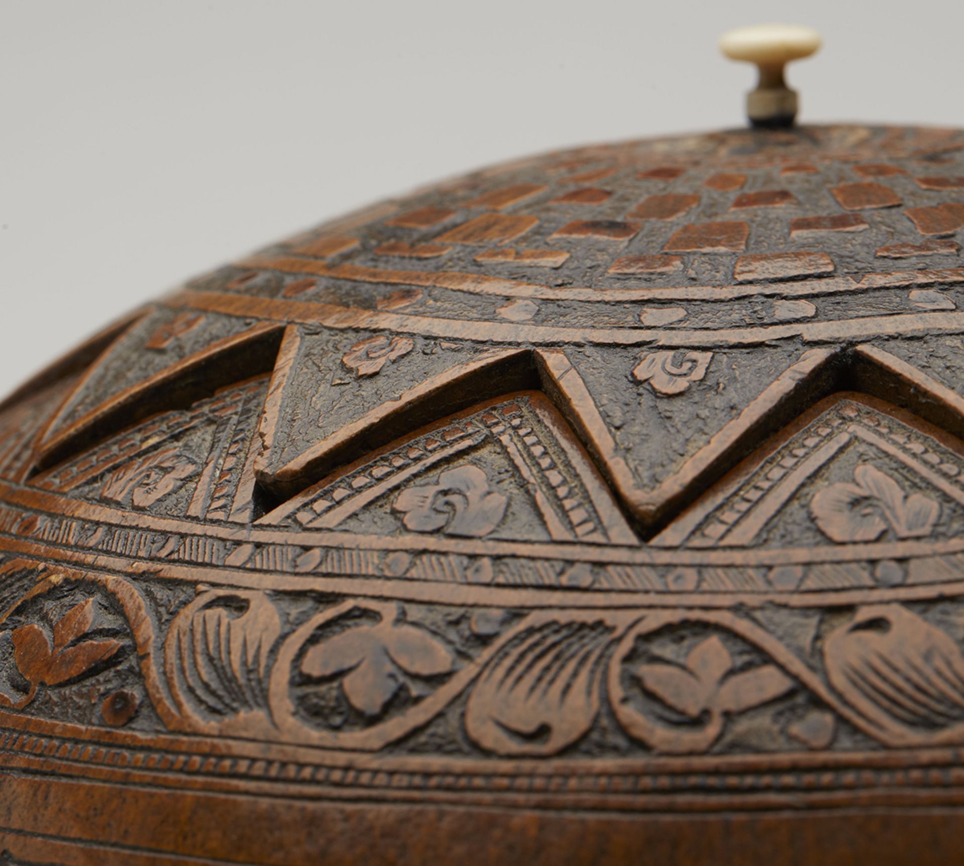 MUSEUM QUALITY HAND CARVED GOURD CONTAINER C.1800 - Image 5 of 8