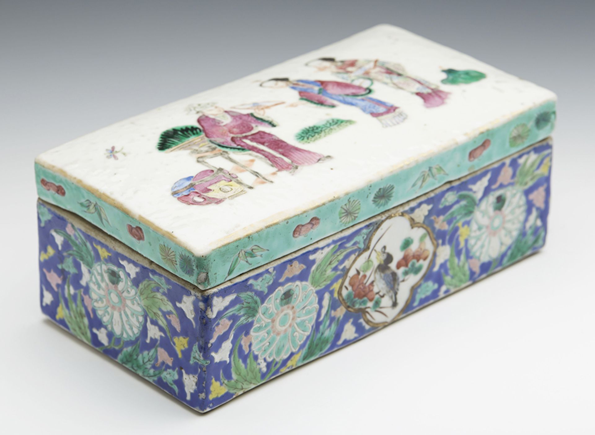 Antique Chinese Daoguang Famille Rose Figural Bathroom Box C.1830