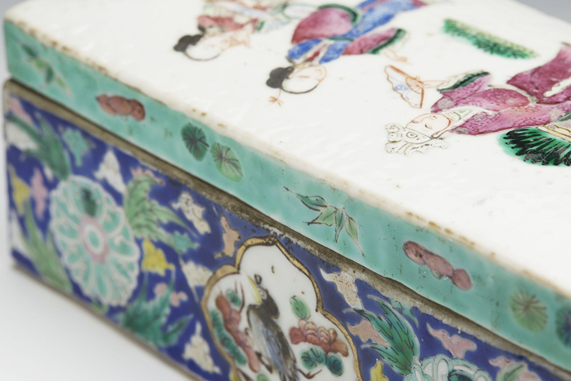 Antique Chinese Daoguang Famille Rose Figural Bathroom Box C.1830 - Image 3 of 18