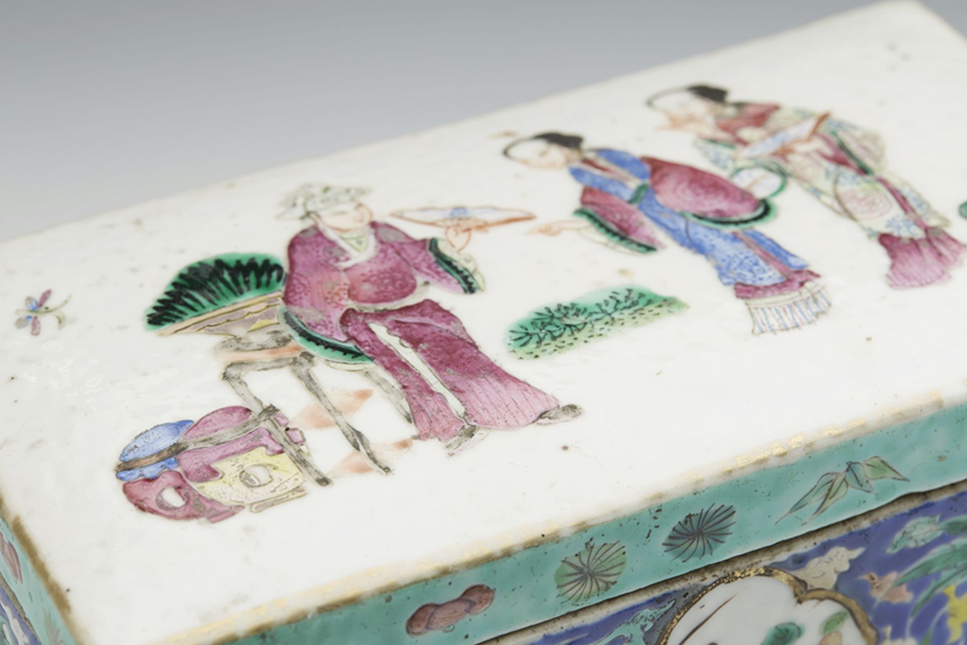 Antique Chinese Daoguang Famille Rose Figural Bathroom Box C.1830 - Image 14 of 18