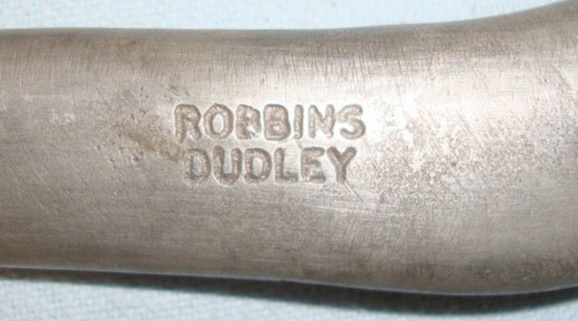 RARE VARIANT, WW1 Robbins Of Dudley Trench Fighting Knife With Kris Form Blade & Leather Sheath - Image 2 of 3
