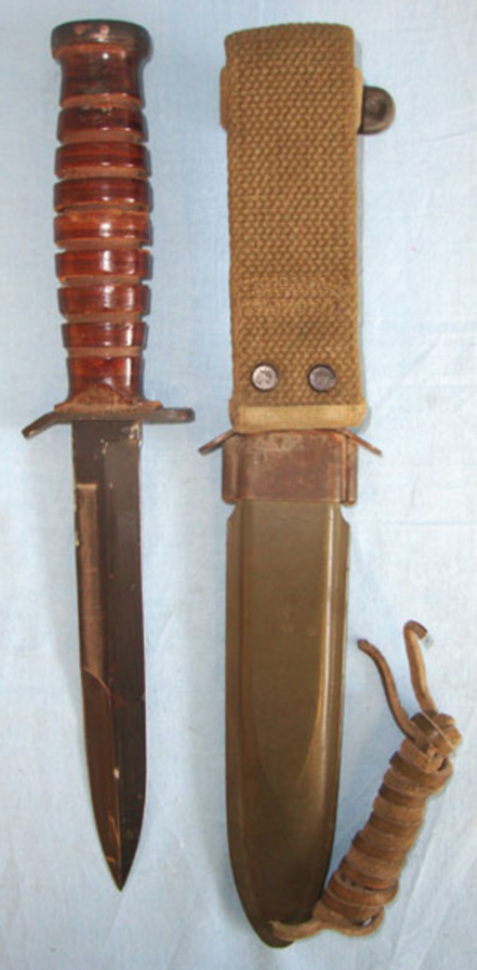 MINT, UN-ISSUED WW2 US Blade Marked M3 Fighting Knife By Camillus & 1st Pattern M8 Scabbard - Image 2 of 3