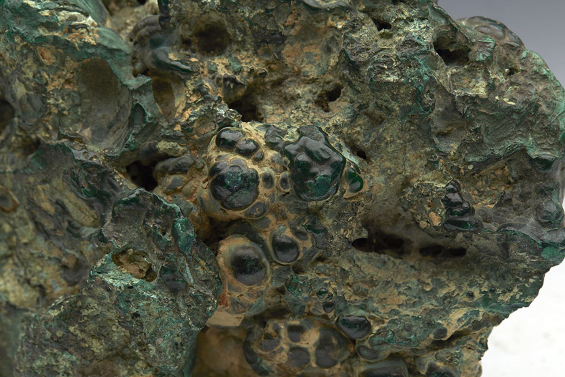 FOREST GREEN FIBROUS MALACHITE ROCK WITH POLISHED SIDES - Image 9 of 10