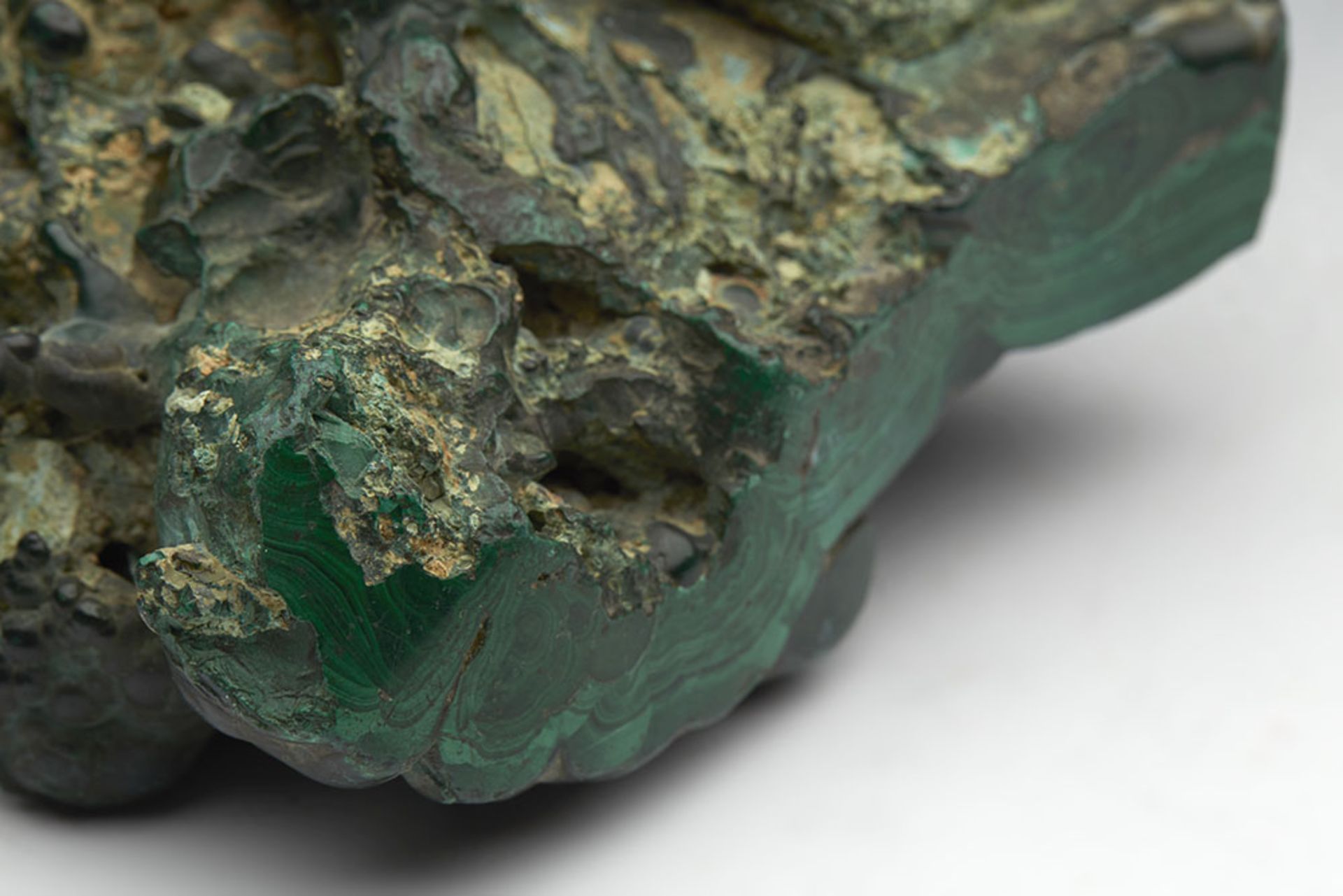 FOREST GREEN FIBROUS MALACHITE ROCK WITH POLISHED SIDES - Image 7 of 10