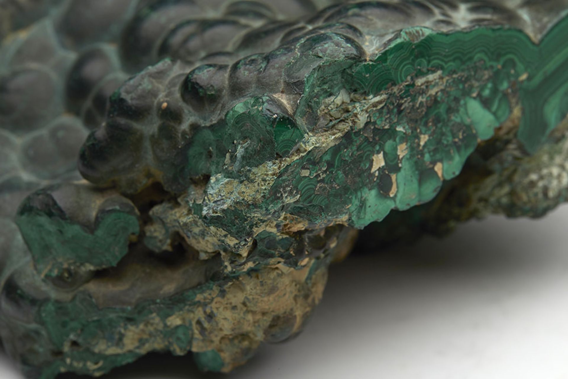 FOREST GREEN FIBROUS MALACHITE ROCK WITH POLISHED SIDES - Image 4 of 10