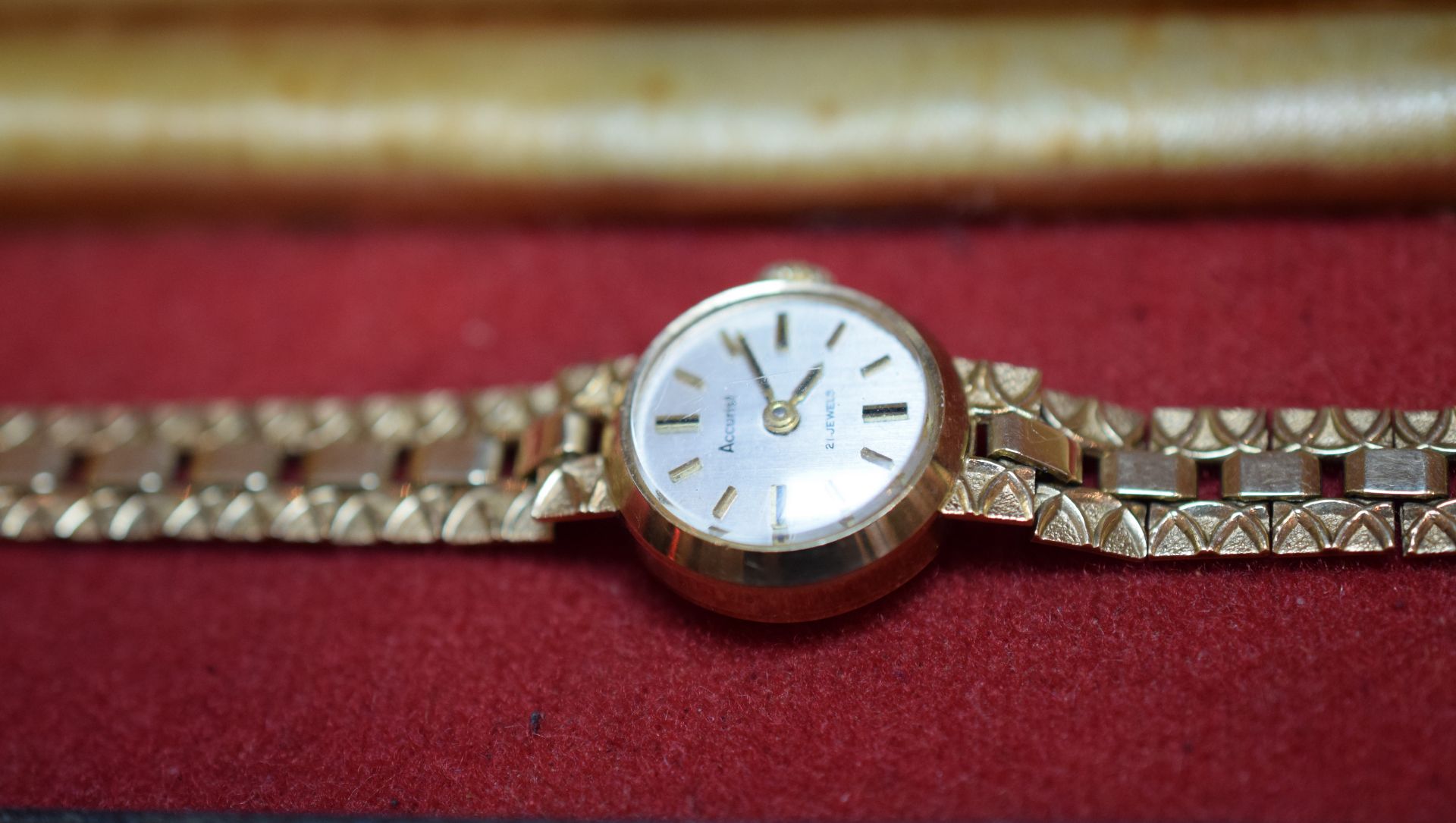 Vintage 9ct Gold Ladies Accurist Watch On 9ct Gold Bracelet