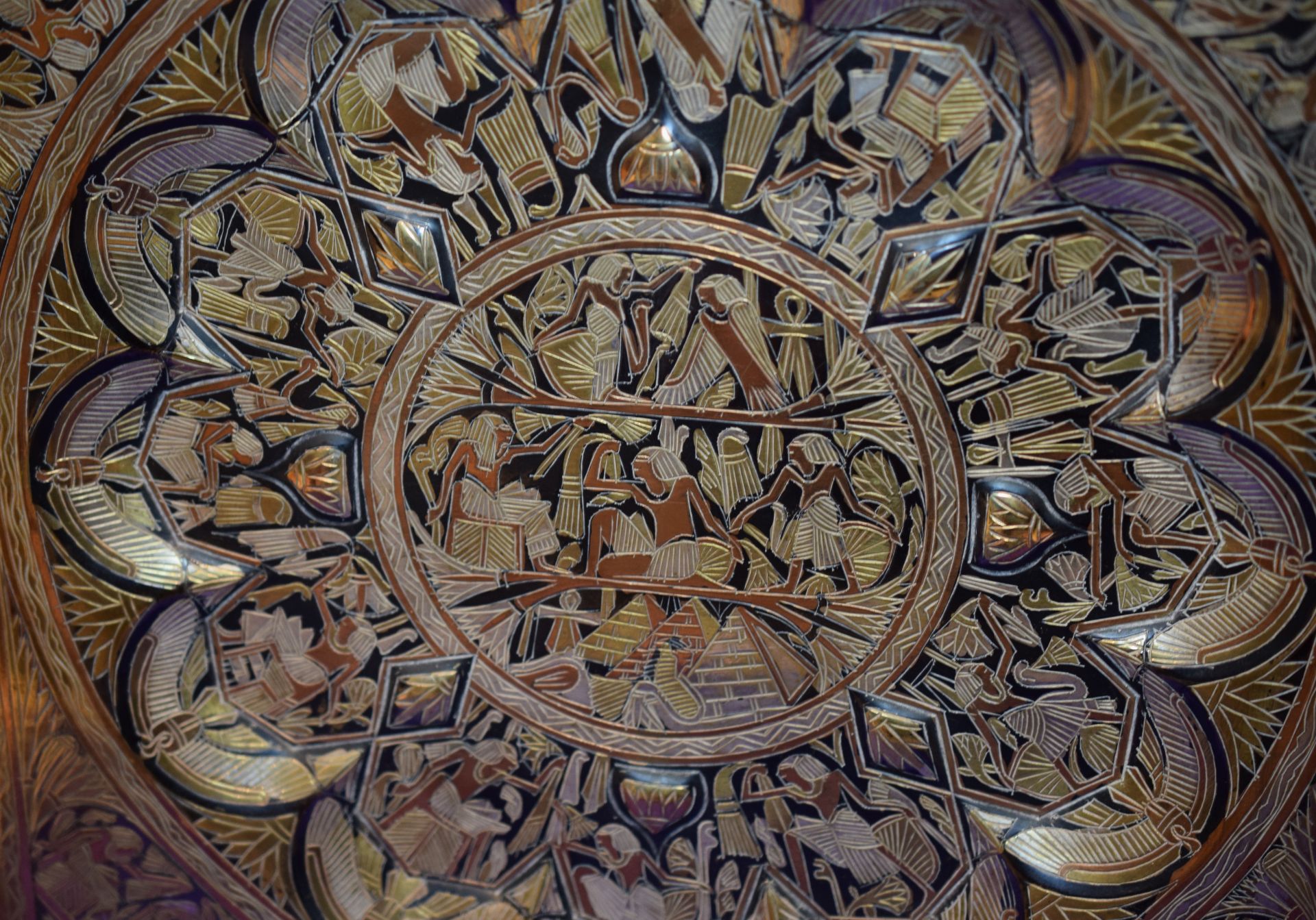 Eastern Beaten Copper Platter With White & Gold Colour Inlay - Image 3 of 5