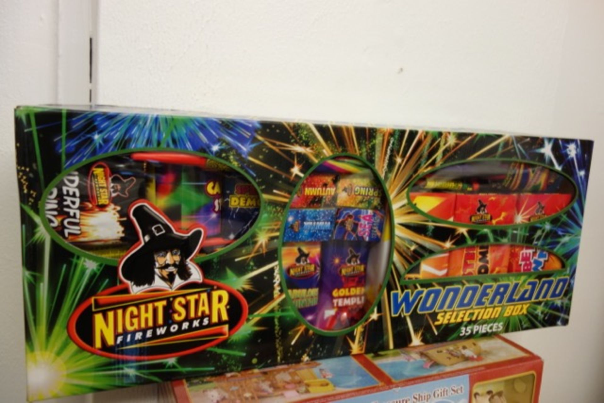 1 x Nightstar Fireworks - 35 Piece Wonderland Selection Box. A 35 piece selection with a great - Image 2 of 4