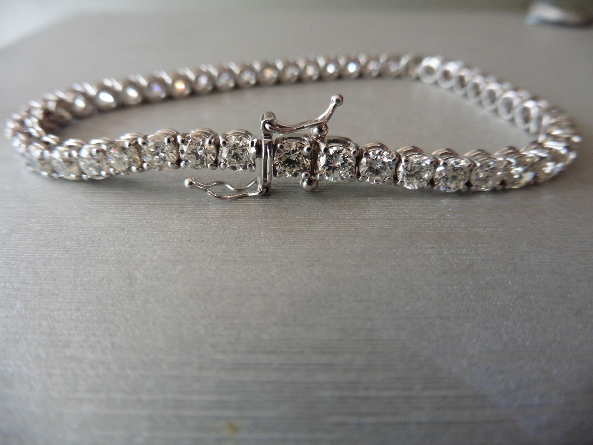 10.60ct Diamond tennis bracelet set with brilliant cut diamonds of I colour, si3 clarity. All set in - Image 5 of 5