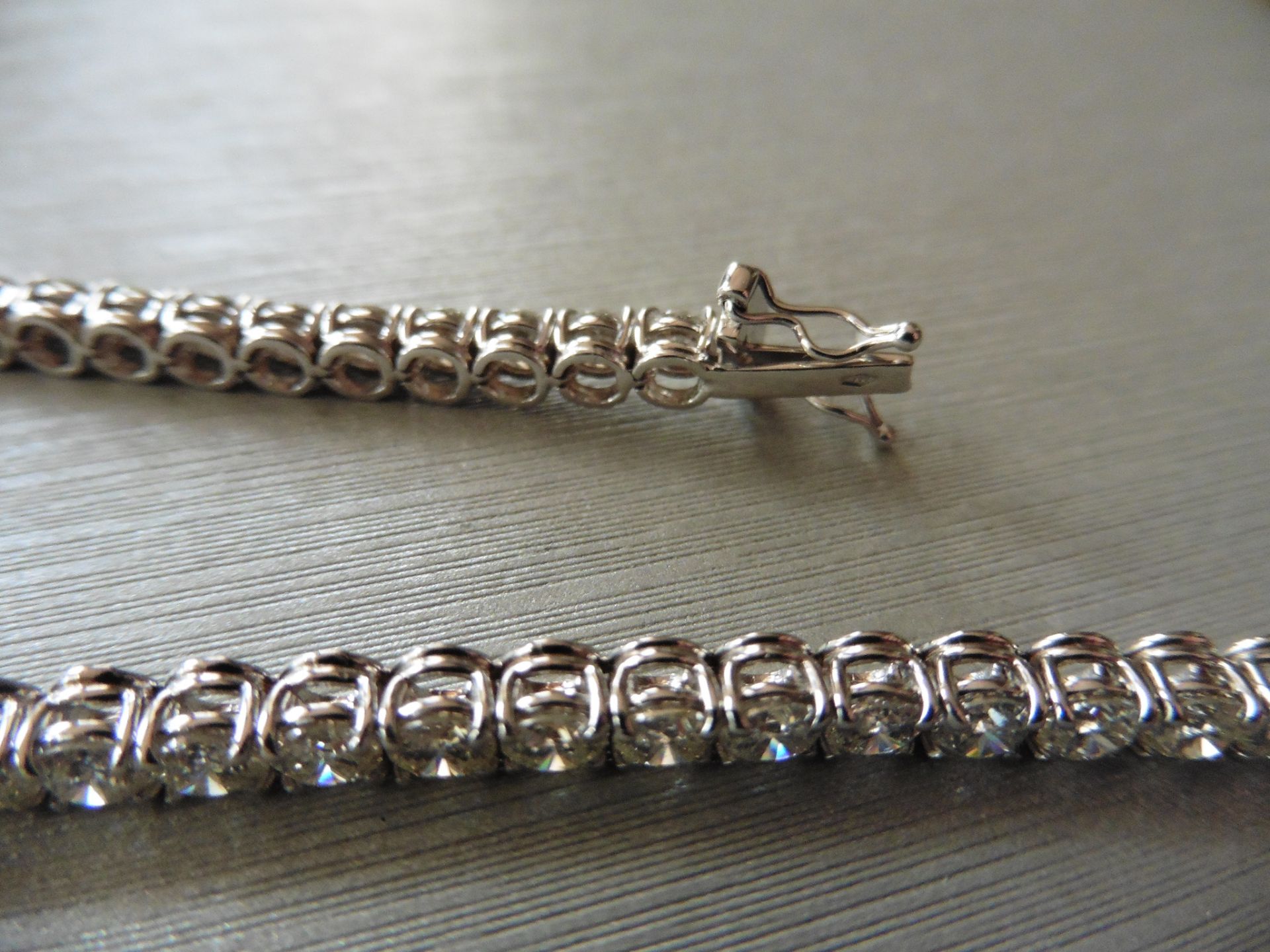 10.60ct Diamond tennis bracelet set with brilliant cut diamonds of I colour, si3 clarity. All set in - Image 4 of 5