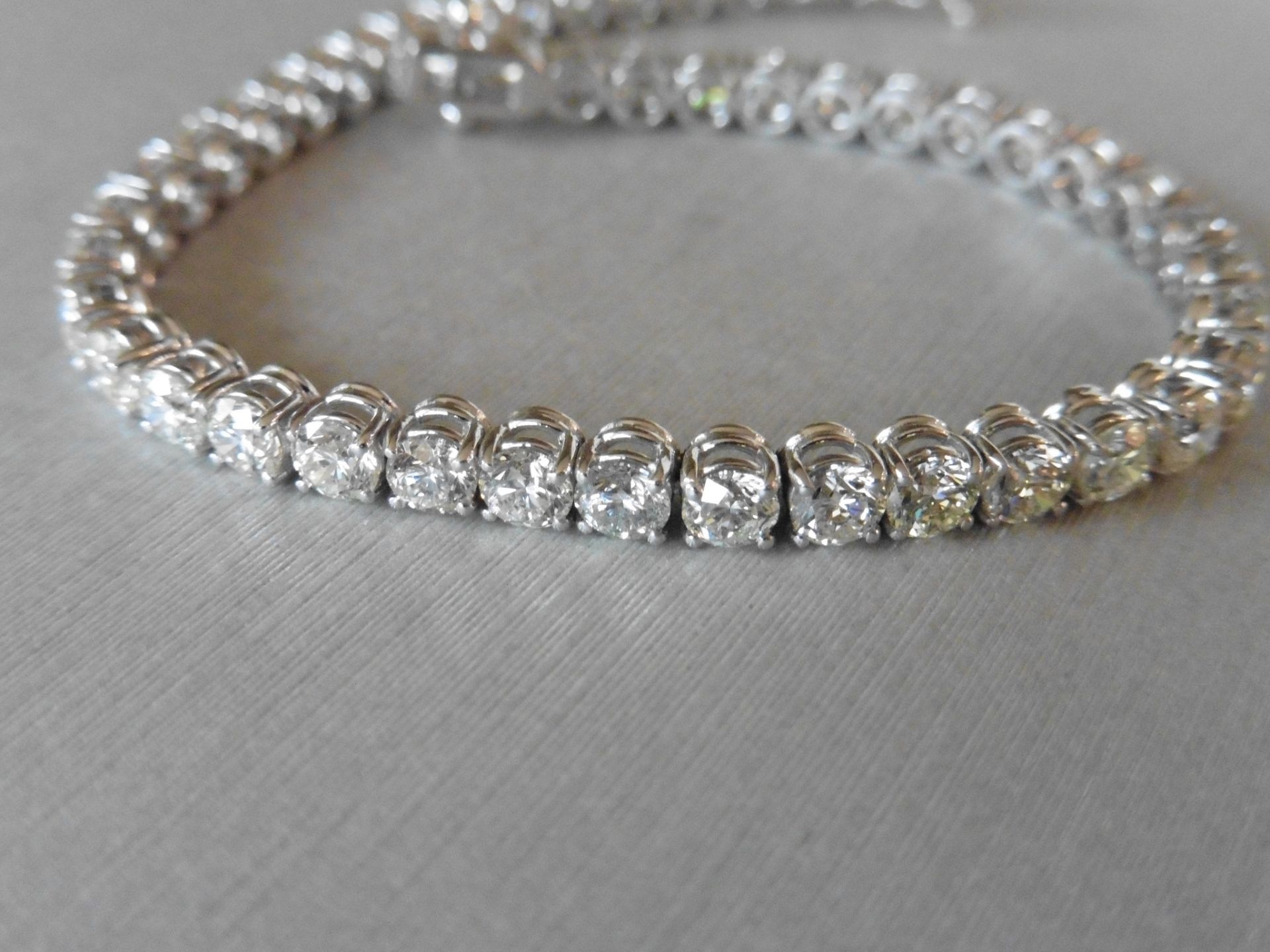 10.60ct Diamond tennis bracelet set with brilliant cut diamonds of I colour, si3 clarity. All set in