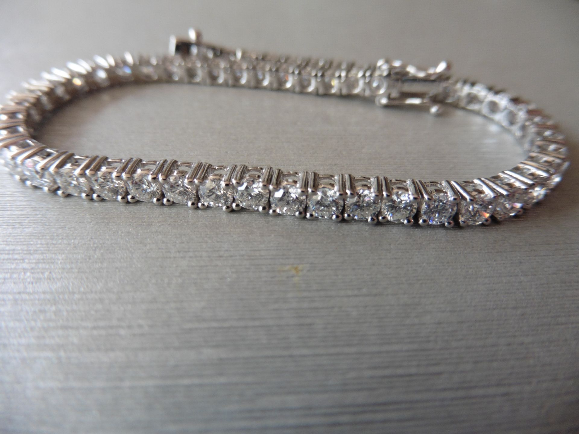 8.00ct Diamond tennis bracelet set with brilliant cut diamonds of I colour, si3 clarity. All set