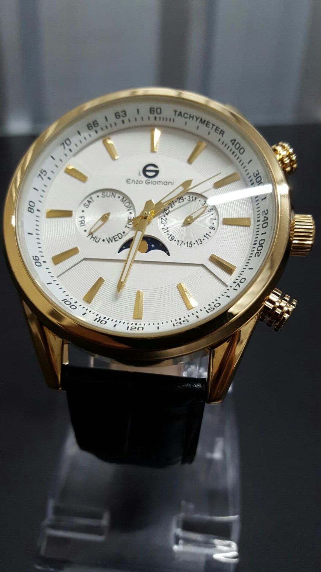 BRAND NEW ENZO GIOMANI EG0023, GENTS GOLD TONE WITH WHITE FACE, BLACK LEATHER STRAP WATCH, DAY/ DATE