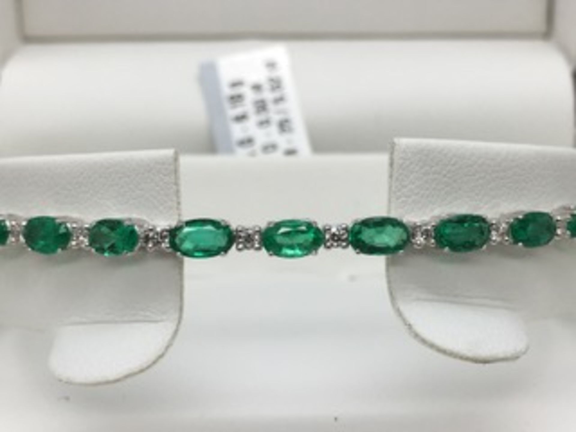 STUNNING LADIES 18ct WHITE GOLD EMERALD+DIAMOND TENNIS BRACELET 6.02ct BRAND NEW - Image 3 of 6