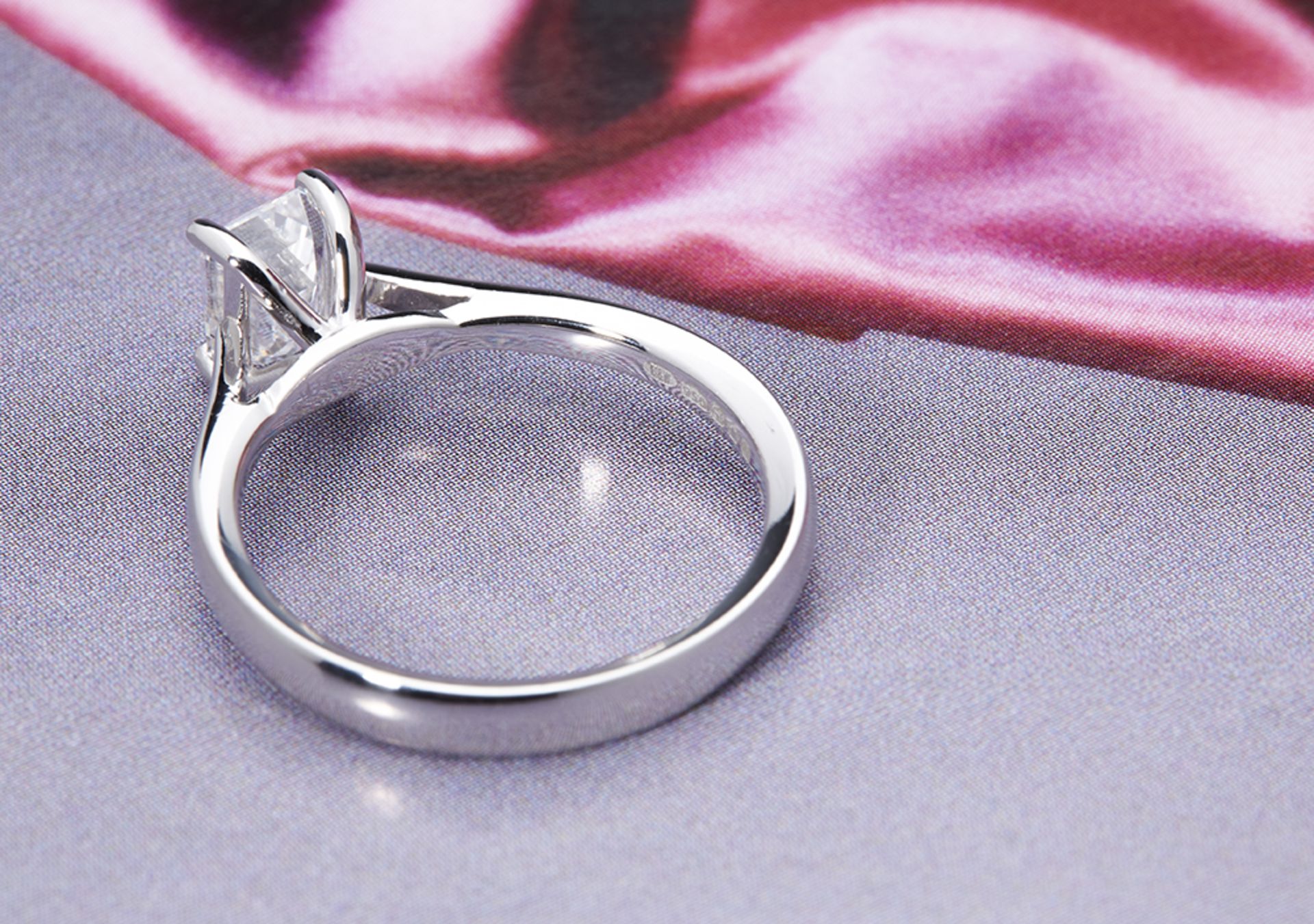 Platinum Emerald Cut 1.05ct Diamond Ring - Image 3 of 5
