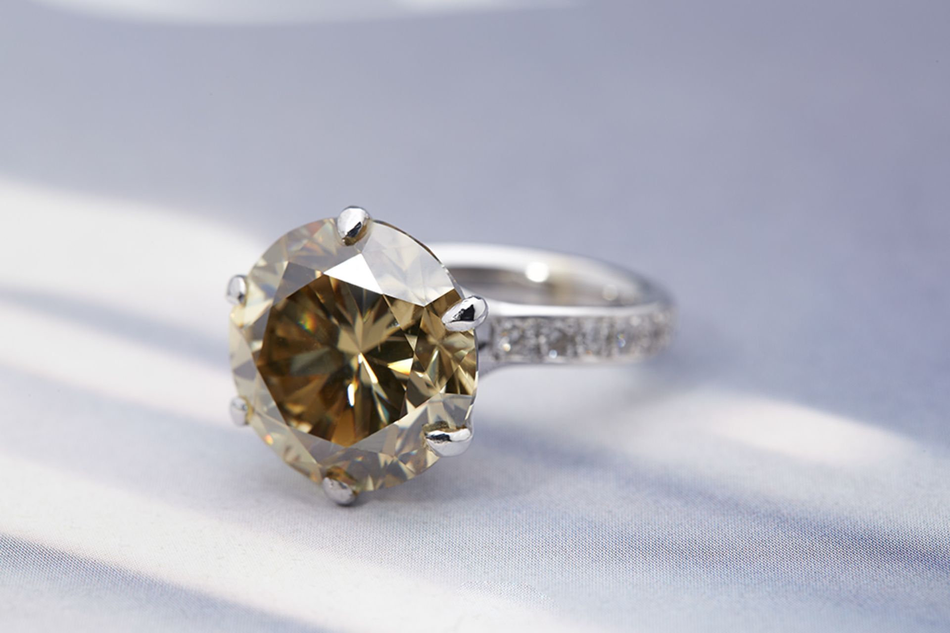 18k White Gold 9.45ct Solitaire Moissanite & Diamond Ring - Image 5 of 6