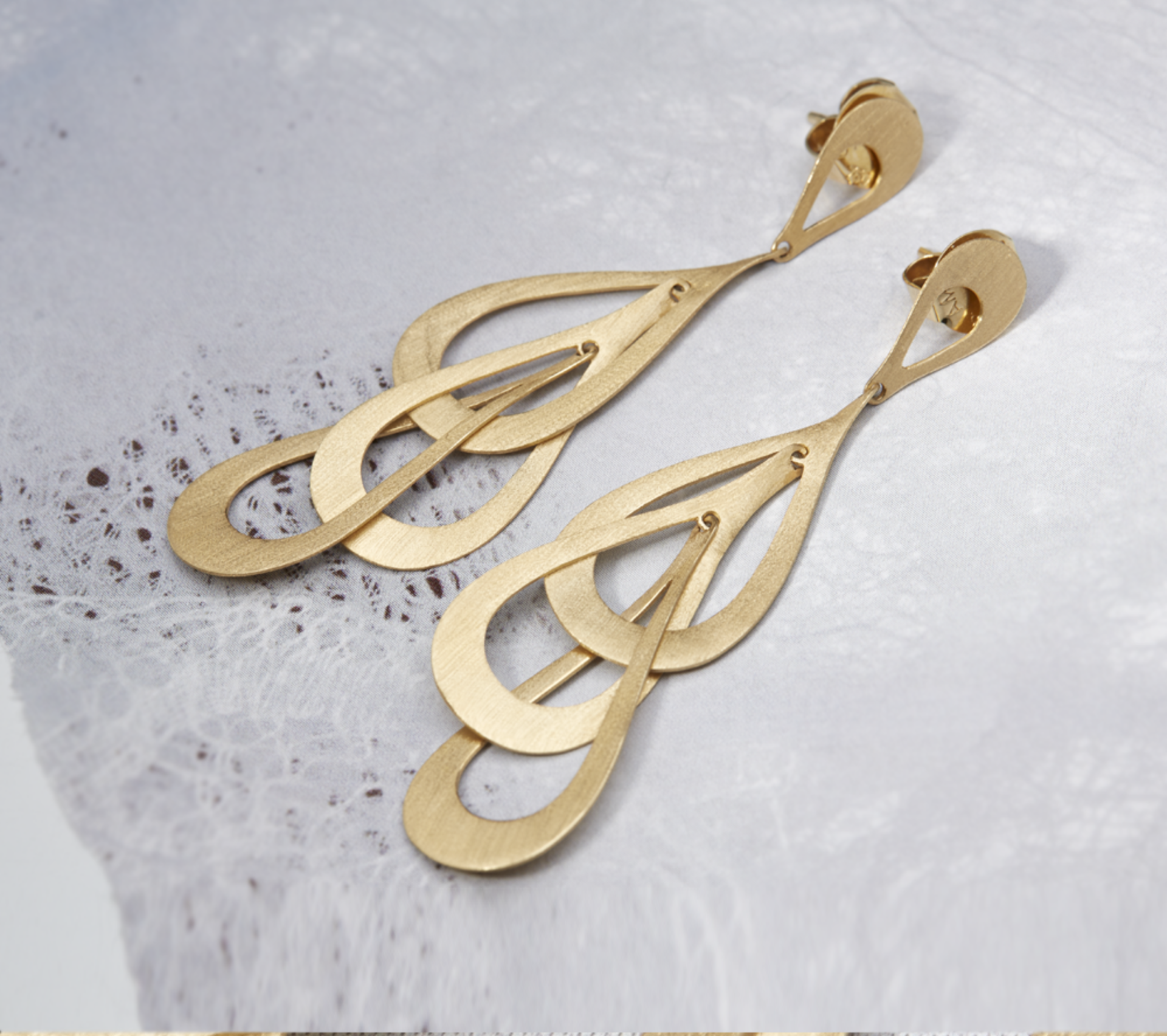 18k Yellow Gold Teardrop Earrings