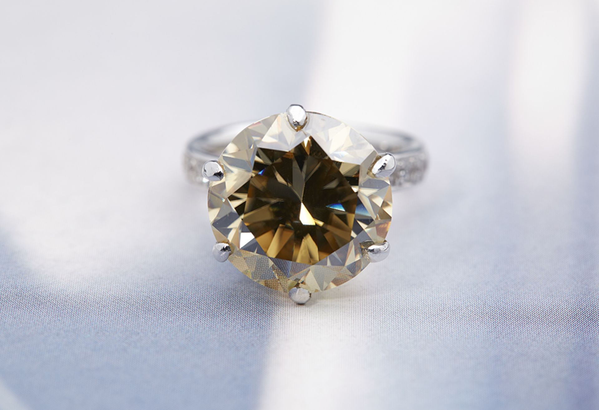 18k White Gold 9.45ct Solitaire Moissanite & Diamond Ring - Image 2 of 6