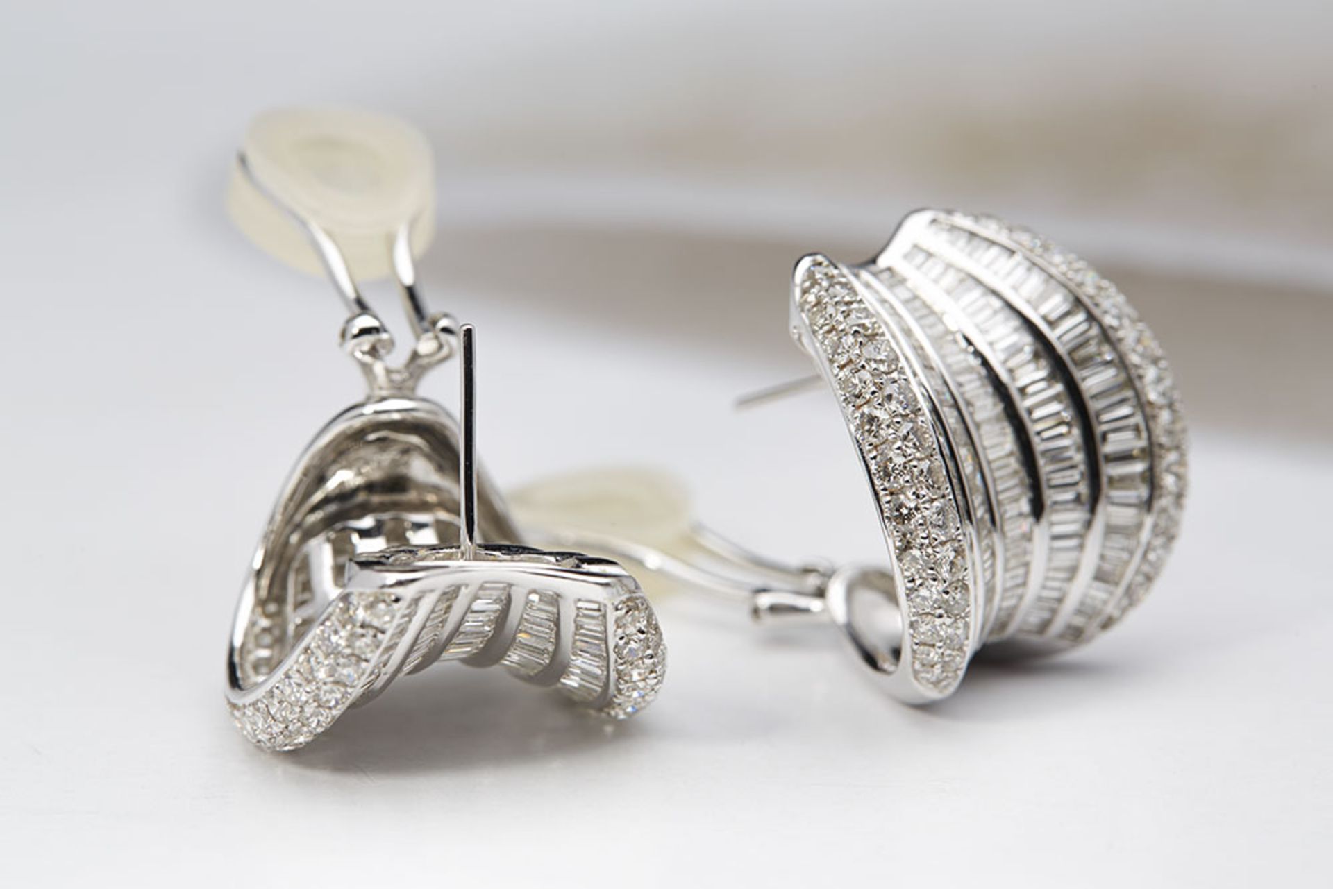 18k White Gold 12.00ct Baguette & Round Cut Diamond Earrings - Image 5 of 5