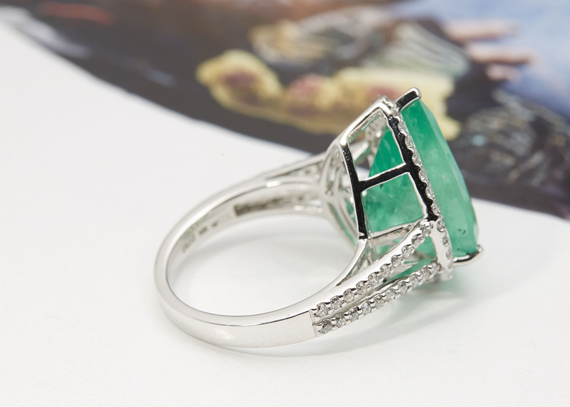 18k White Gold 8.66ct Colombian Emerald & 0.65ct Diamond Ring - Image 3 of 5