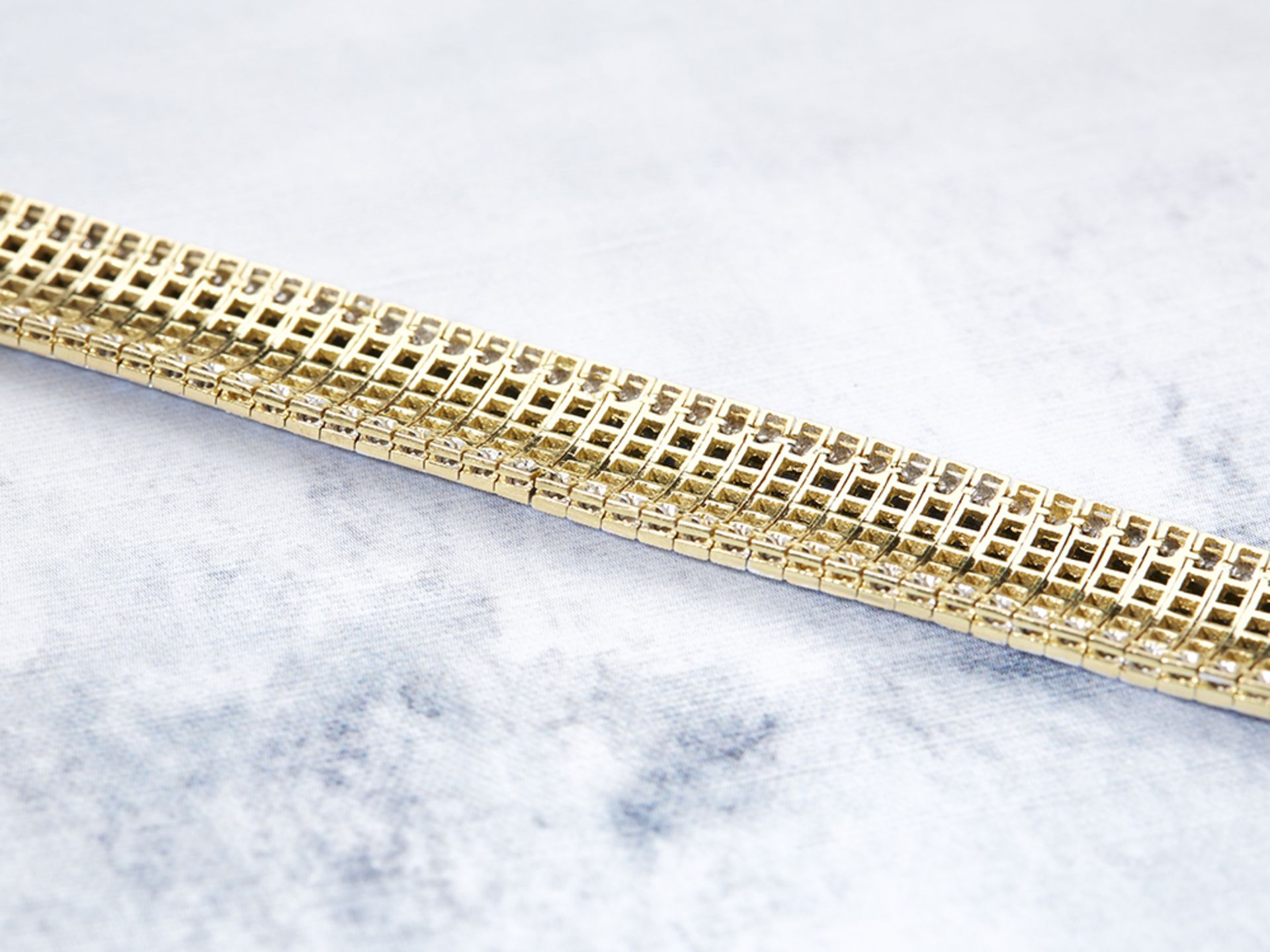18k Yellow Gold 30.80ct Sapphire & 1.54ct Diamond Bracelet - Image 4 of 6