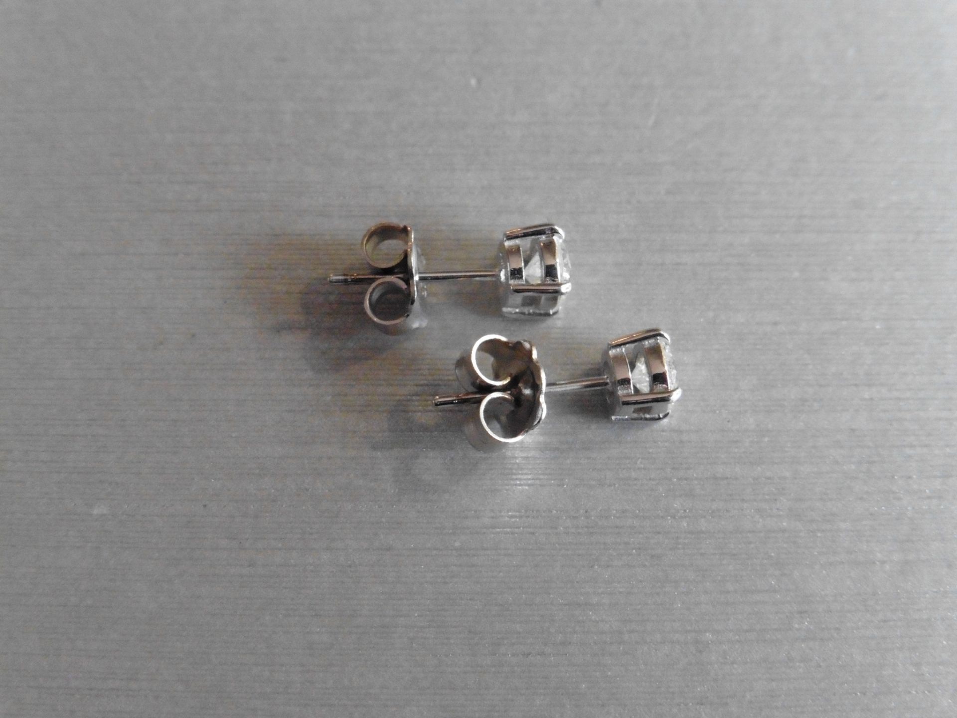 0.90ct Solitaire diamond stud earrings set with brilliant cut diamonds. SI2 clarity and I colour. - Bild 2 aus 2